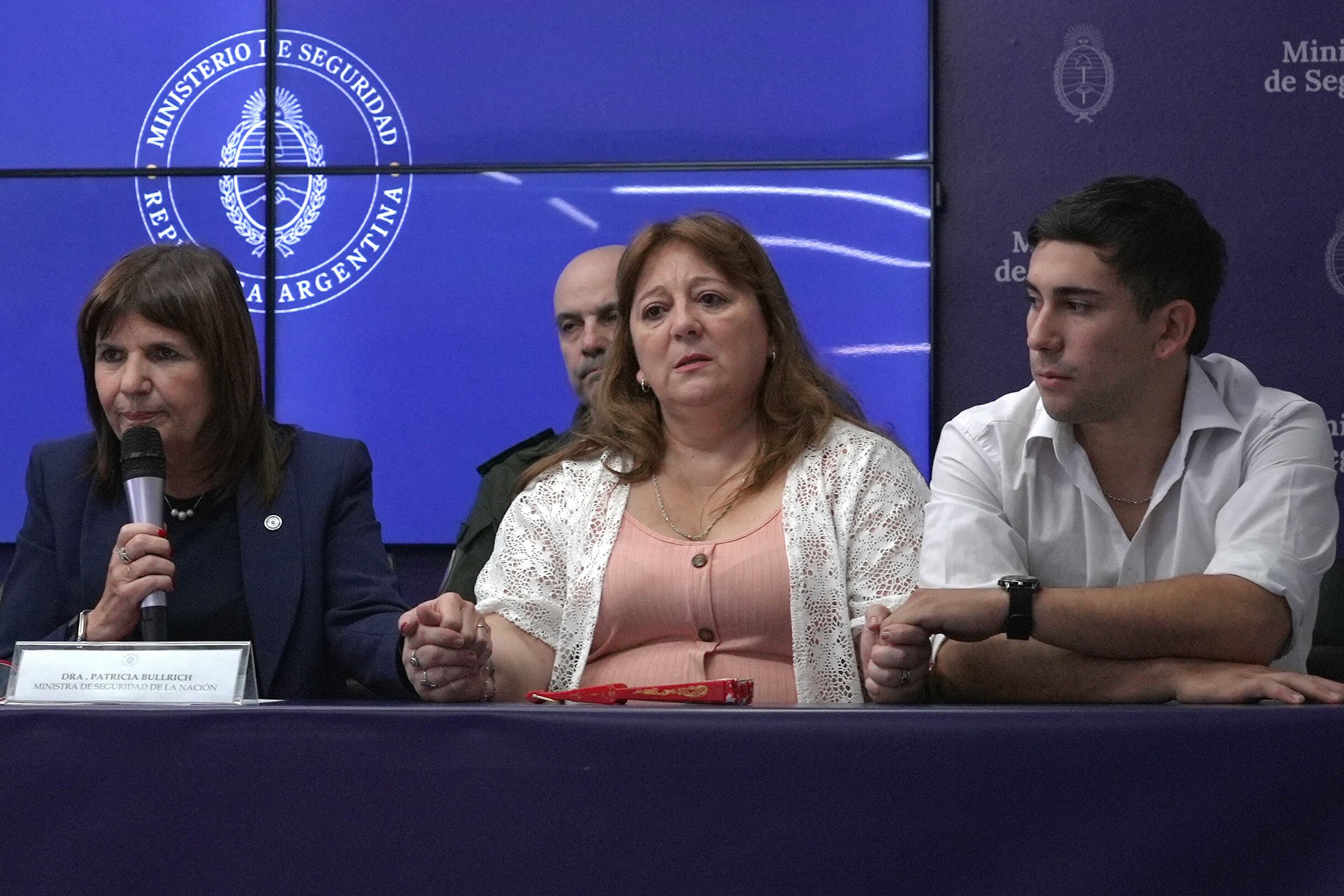 Griselda Heredia (C), madre de Nahuel Agustín Gallo, miembro de la Gendarmería Argentina detenido en Venezuela junto a su hijo Kevin Gallo (hermano de Nahuel) y la ministra de Seguridad de Argentina, Patricia Bullrich (I), durante una conferencia de prensa en Buenos Aires.