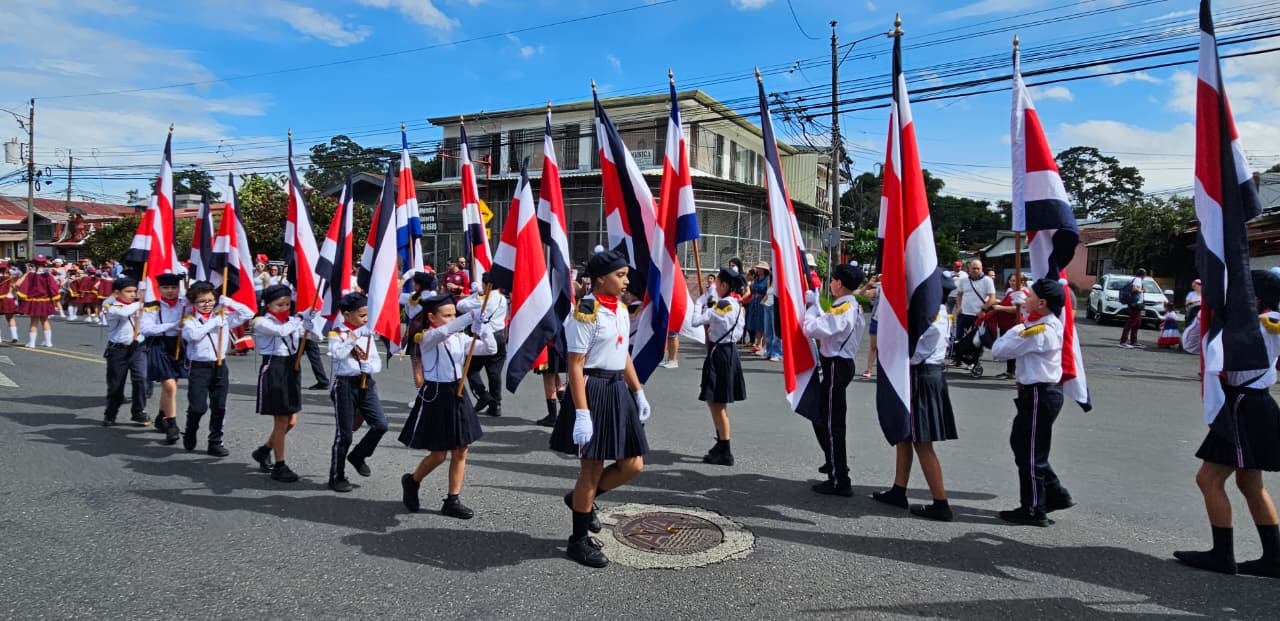 Varias escuelas y colegios adornaron este lunes 15 de setiembre las calles en Desamparados en celebración del Día de la Independencia de Costa Rica.