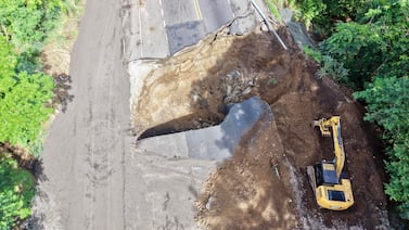 Hundimiento en Orotina: MOPT abre paso temporal sobre ruta 27