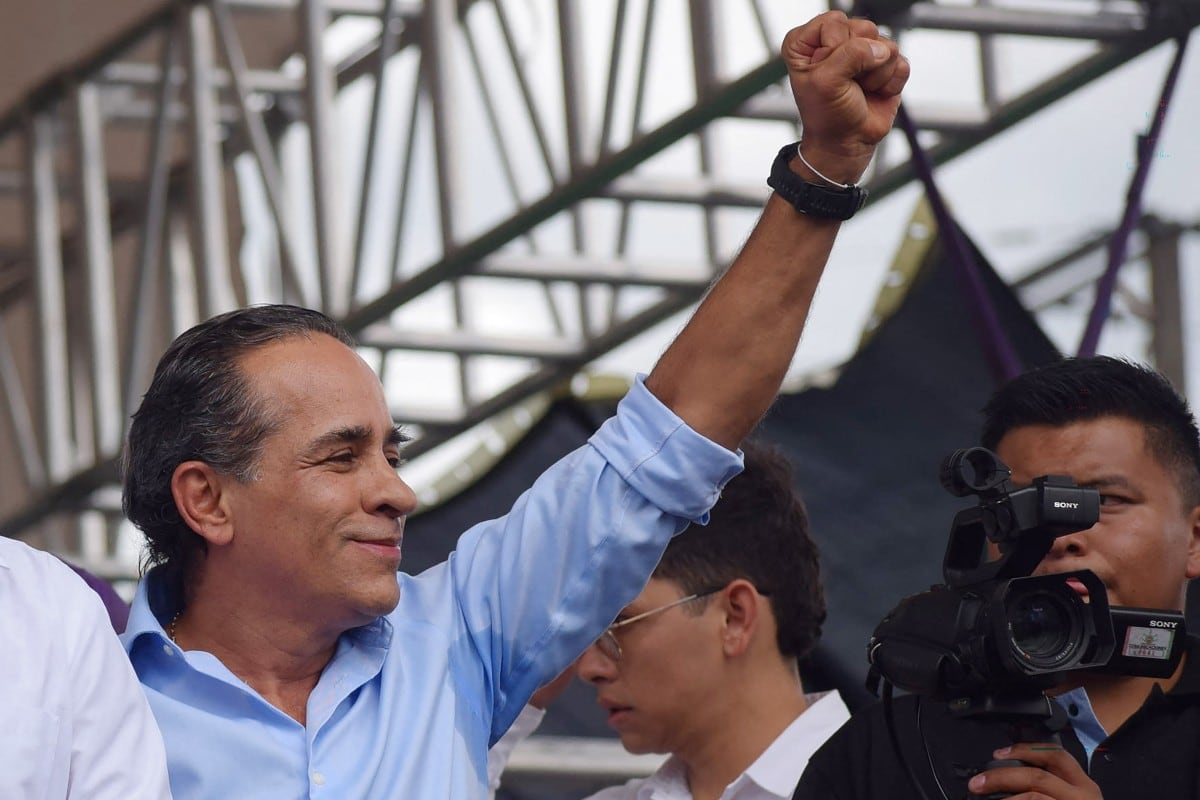 El vehículo del senador Alexander López fue atacado a tiros por rebeldes de la ya desmovilizada guerrilla de las FARC en una región afectada por el conflicto.