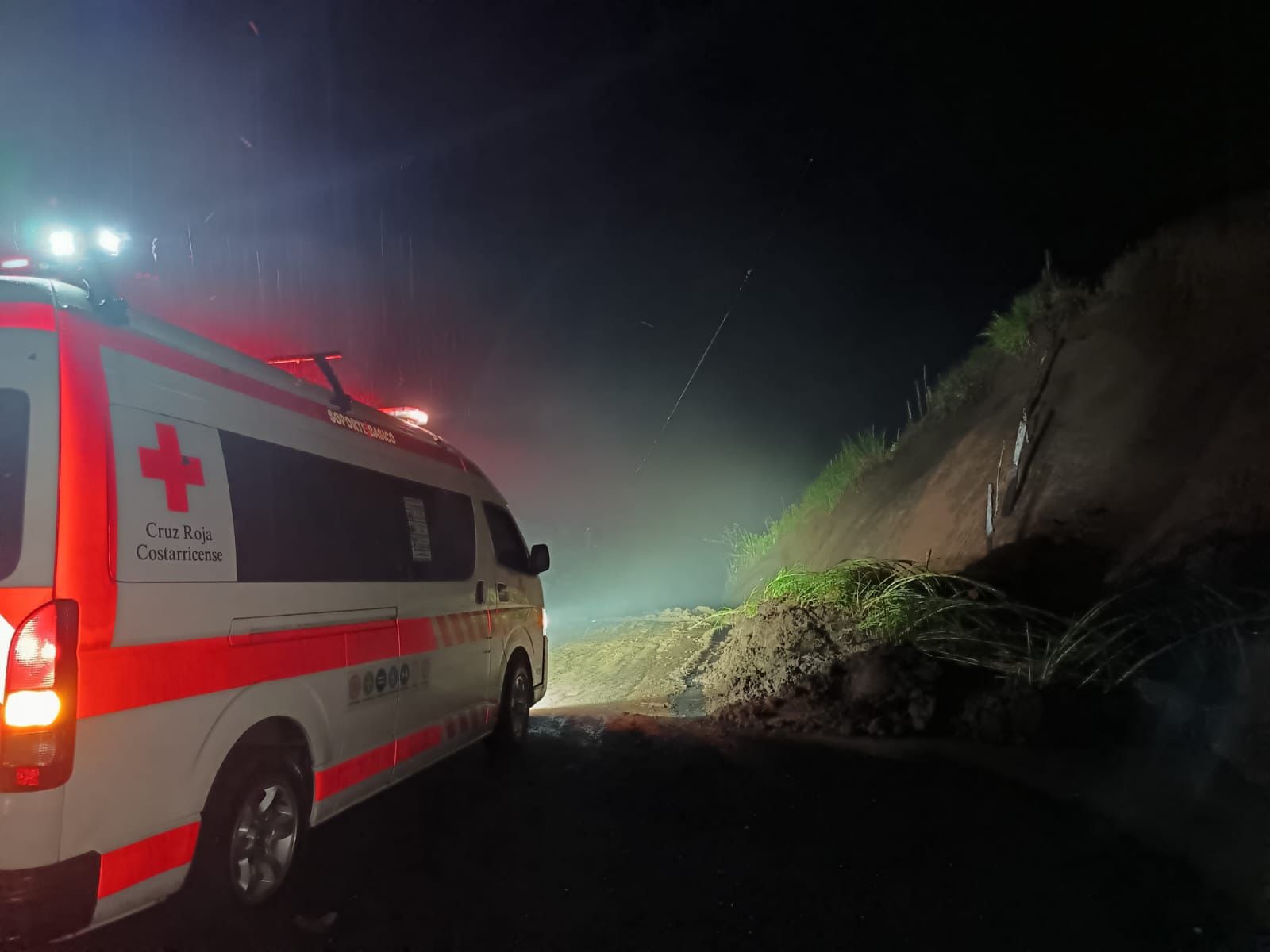 En la imagen una ambulancia en el sitio