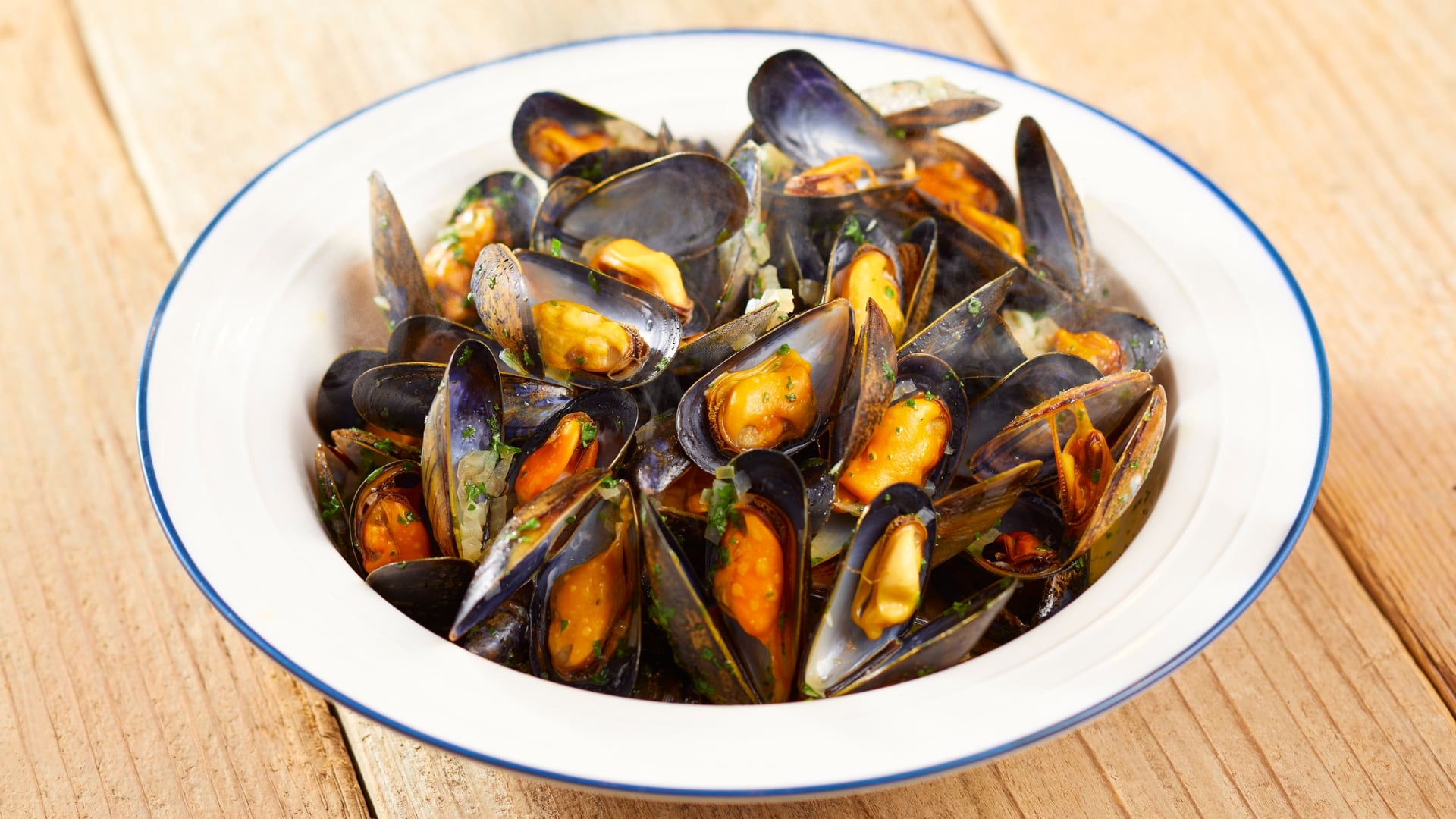 Bajos en calorías y ricos en nutrientes, los mejillones ofrecen proteínas completas, minerales esenciales y grasas saludables para una dieta equilibrada.