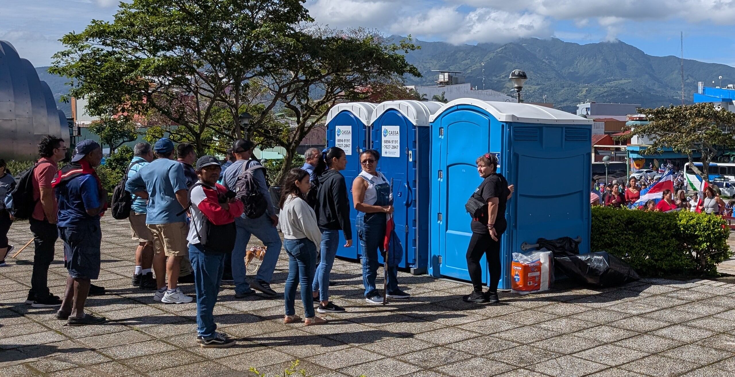 La organización de la manifestación chavista puso a disposición del público sanitarios portátiles.