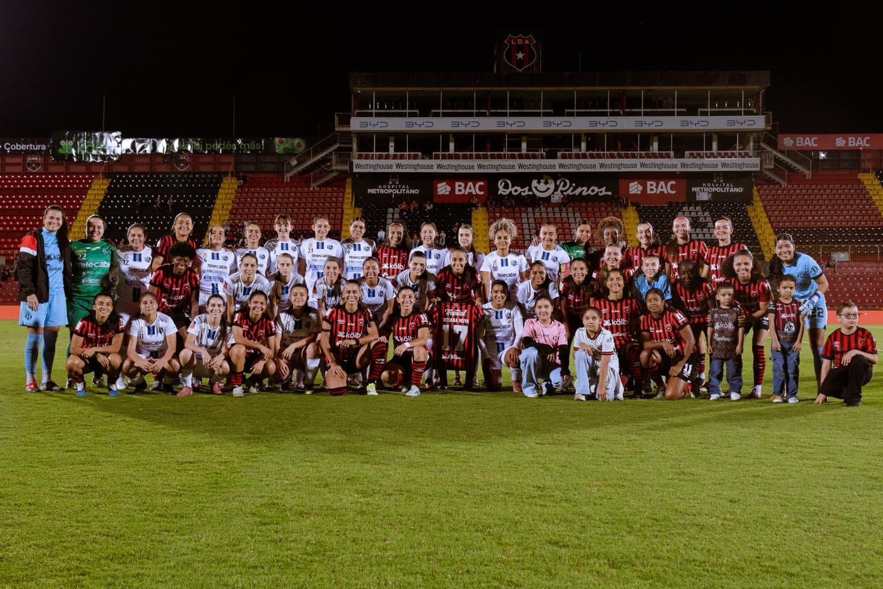 Liga Deportiva Alajuelense y Moravia posaron con la camisa que las leonas tenían en honor a Tatiana Moya.