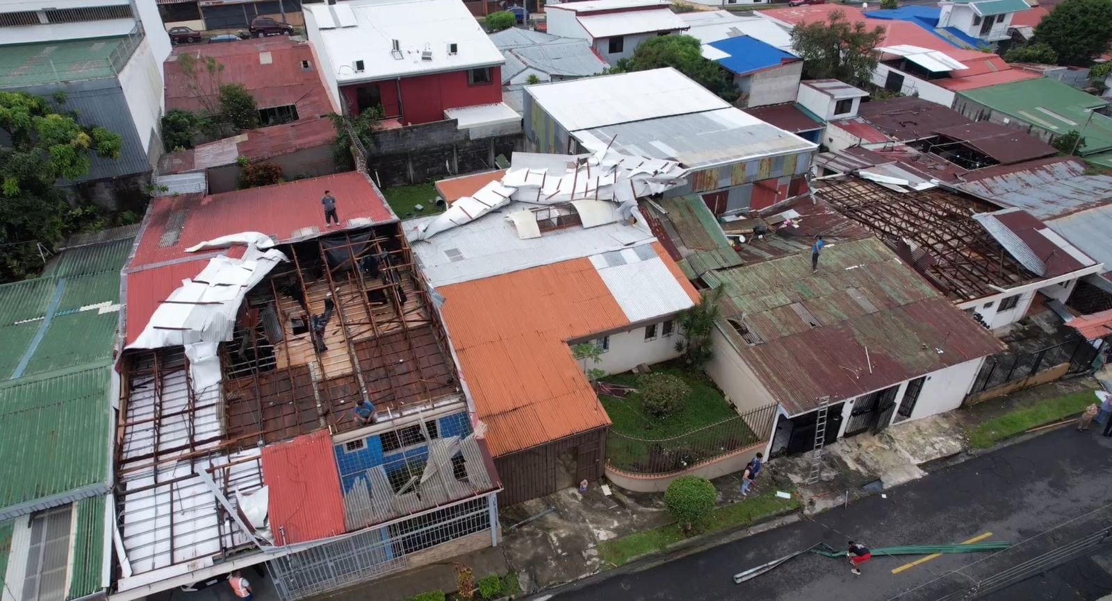 El paso de un torbellino por el distrito Mercedes en Heredia, destechó varias casas y provocó daños en vehículos, así como el tendido eléctrico.
