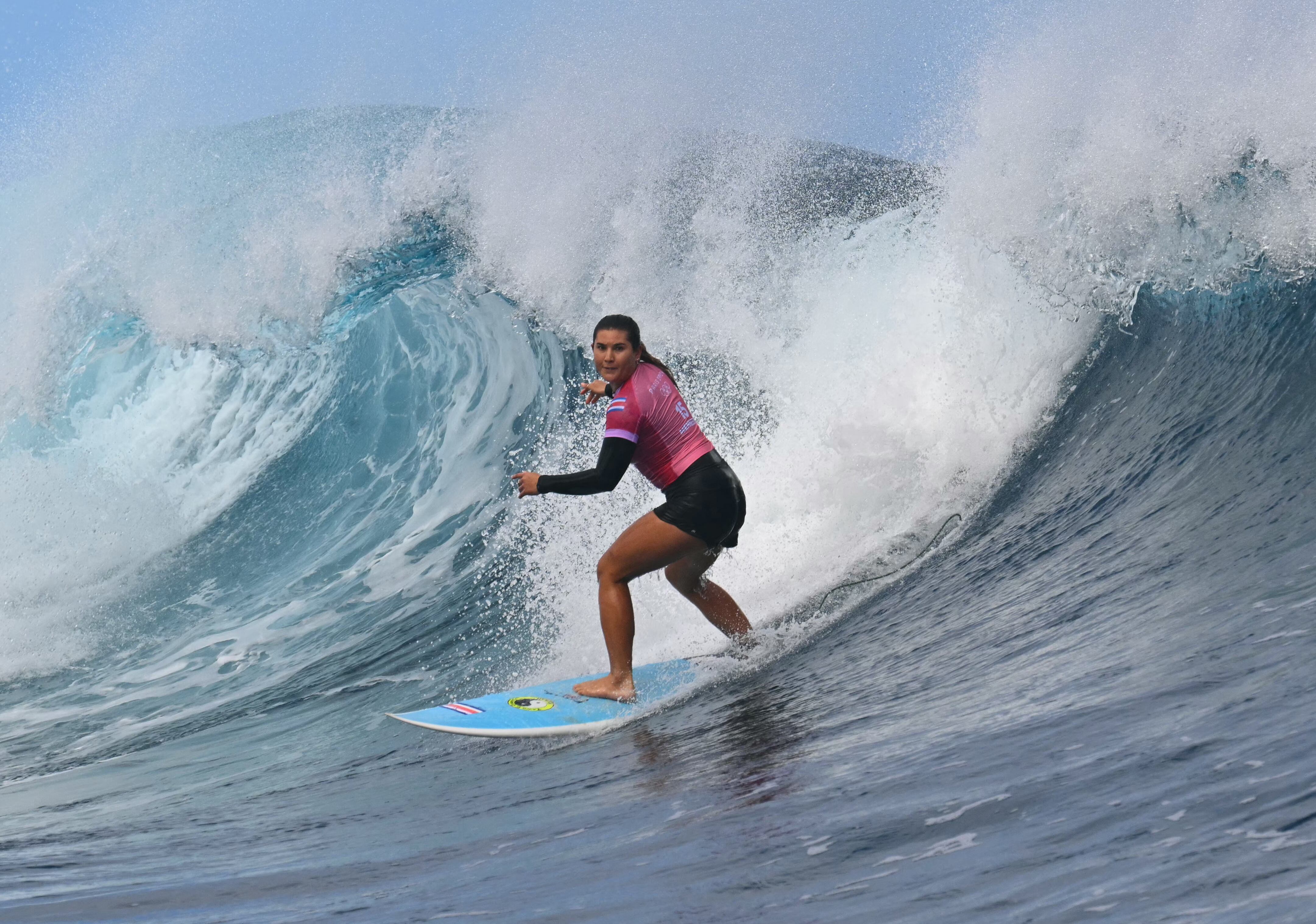 Brisa Hennessy impresionó con su buena lectura para elegir las mejores olas, durante los octavos de final del Torneo de Surf de los Juegos Olímpicos París 2024.