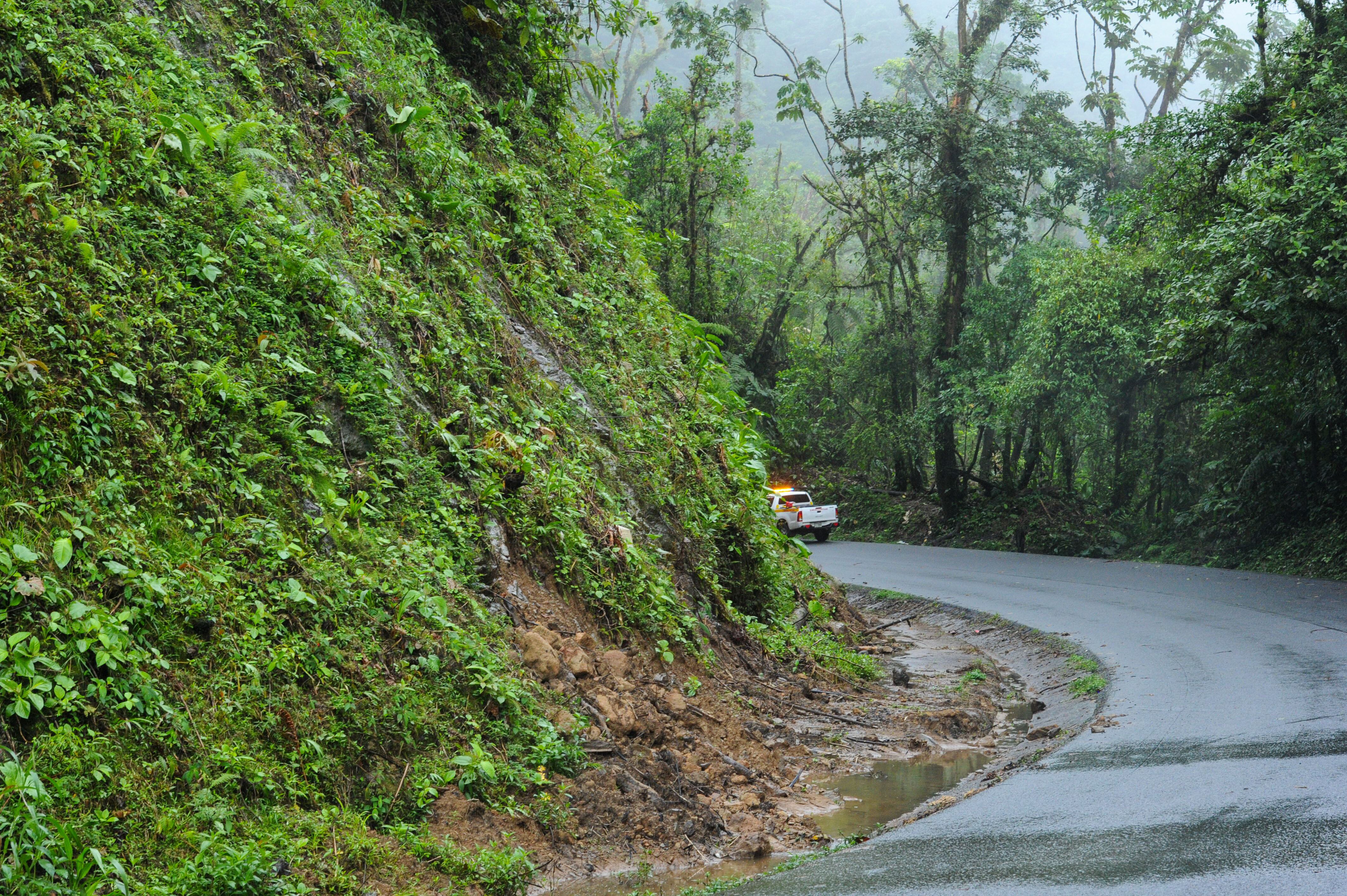 Zurquí ruta 31 voladura de enorme roca