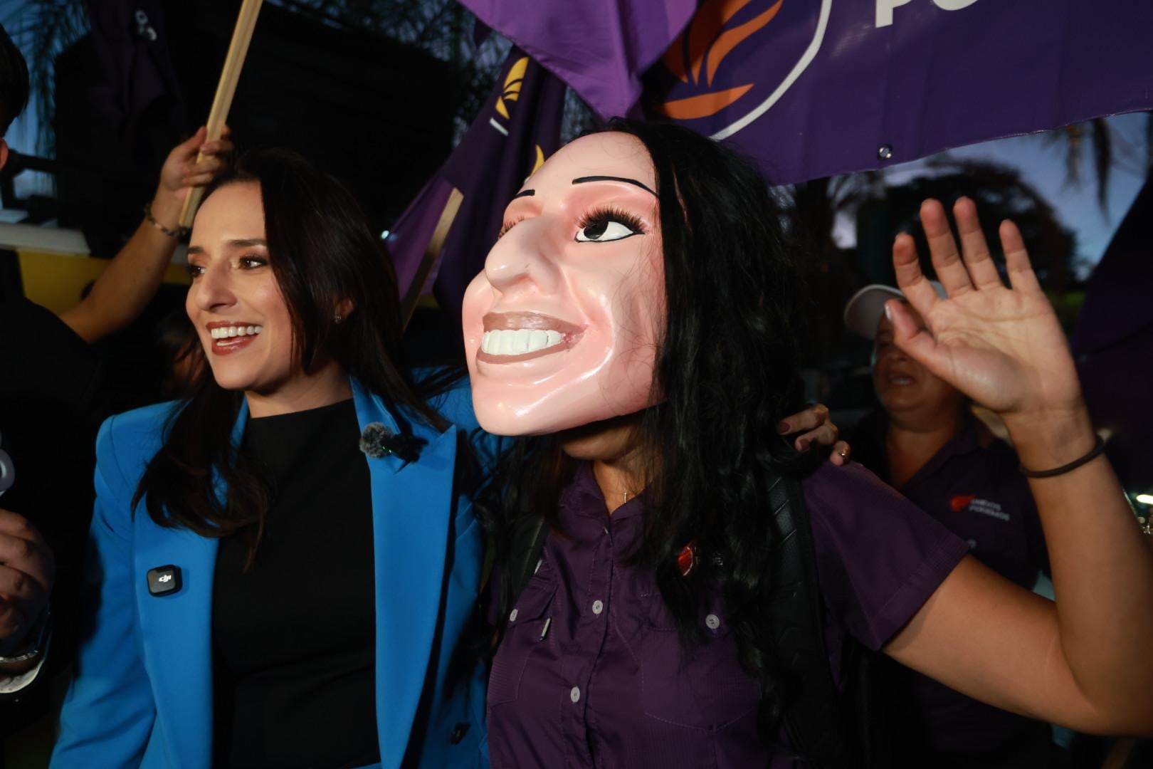 Llegada de la candidata de Unidos Podemos, Natalia Díaz, al Colegio de Ciencias Económicas.