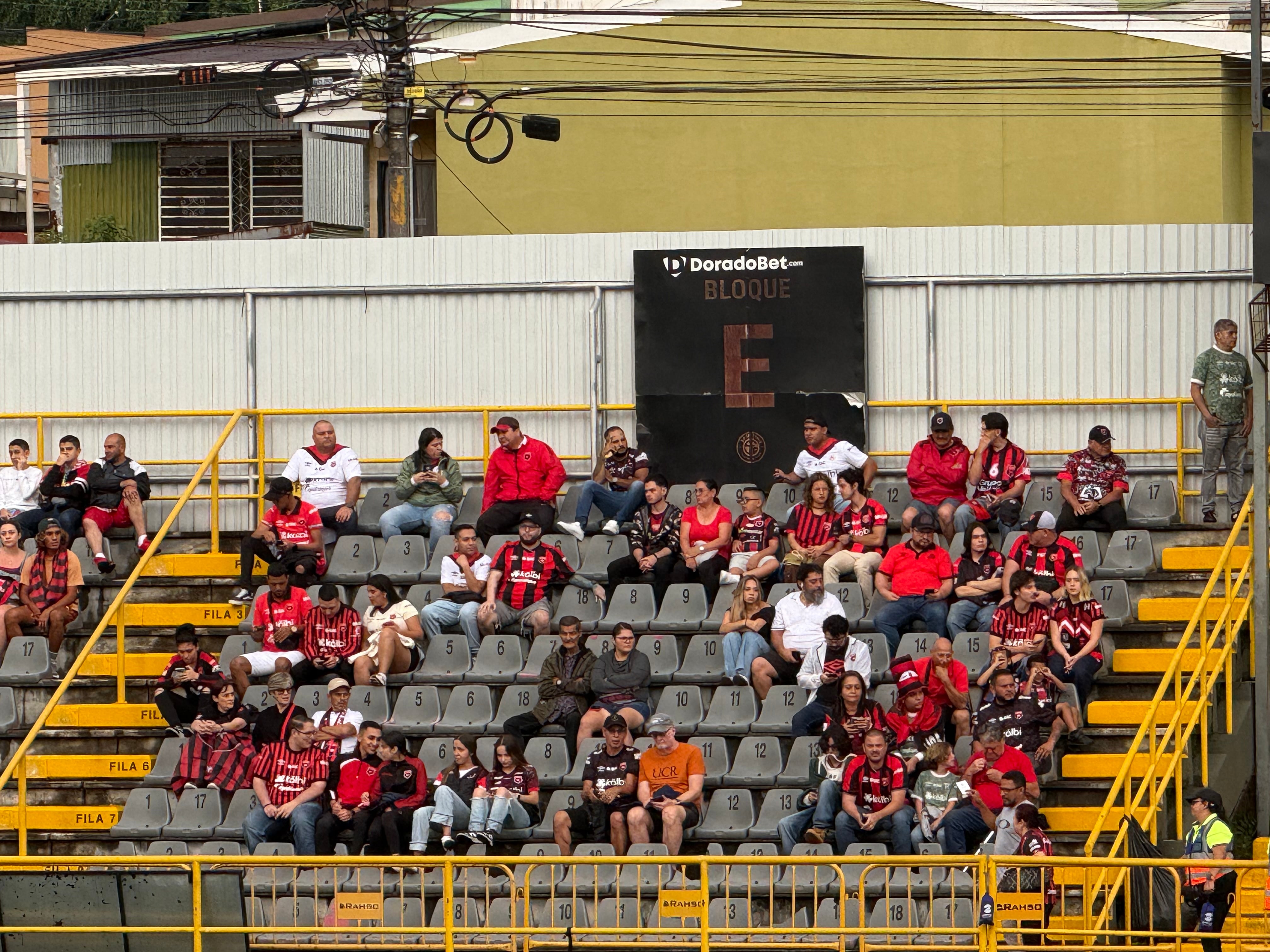 Pese a la amenaza de lluvia, varios aficionados ingresaron desde temprano para presenciar el partido entre Sporting y Liga Deportiva Alajuelense.