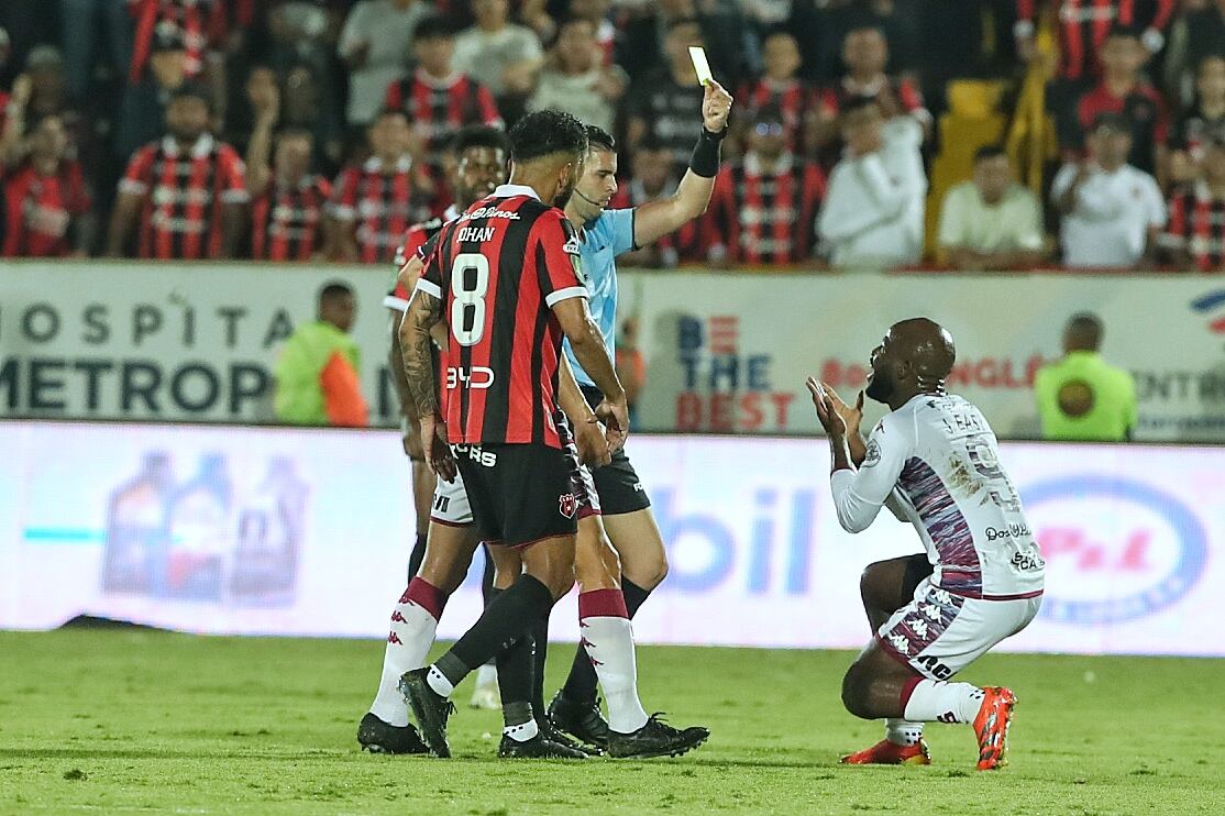 20/04/2024/  Clásico Nacional entre Liga Deportiva Alajuelense vs Deportivo Saprissa por la jornada 19 del torneo clausura de la Liga Promerica en el estadio Alejandro Morera Soto / Foto John Durán