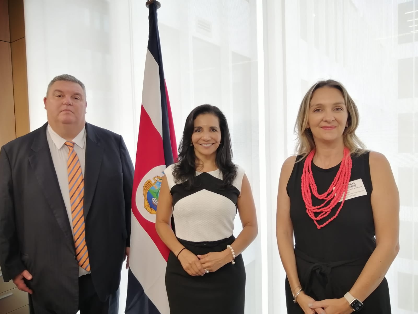 Mónica Navarro (a la derecha).