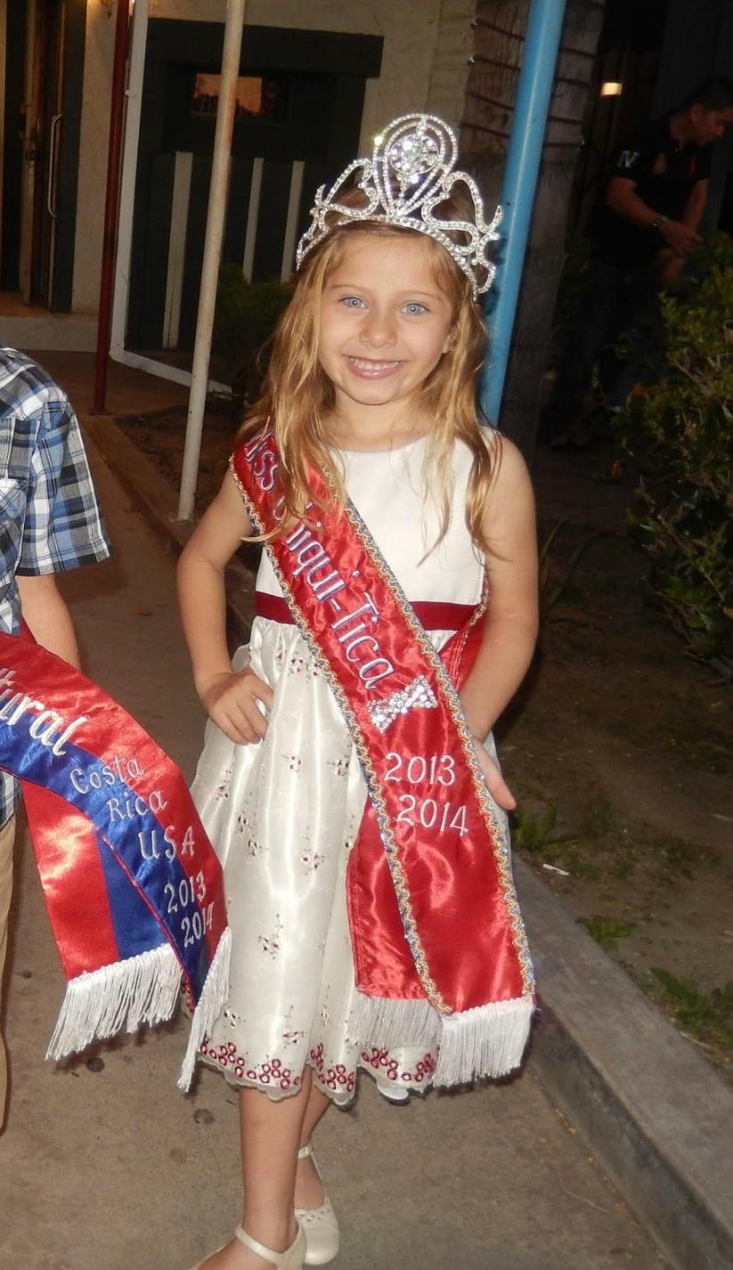 Julianne Rocke ganó su primer certamen de belleza a los cinco años cuando fue declarada Miss Chiqui-tica Costa Rica.