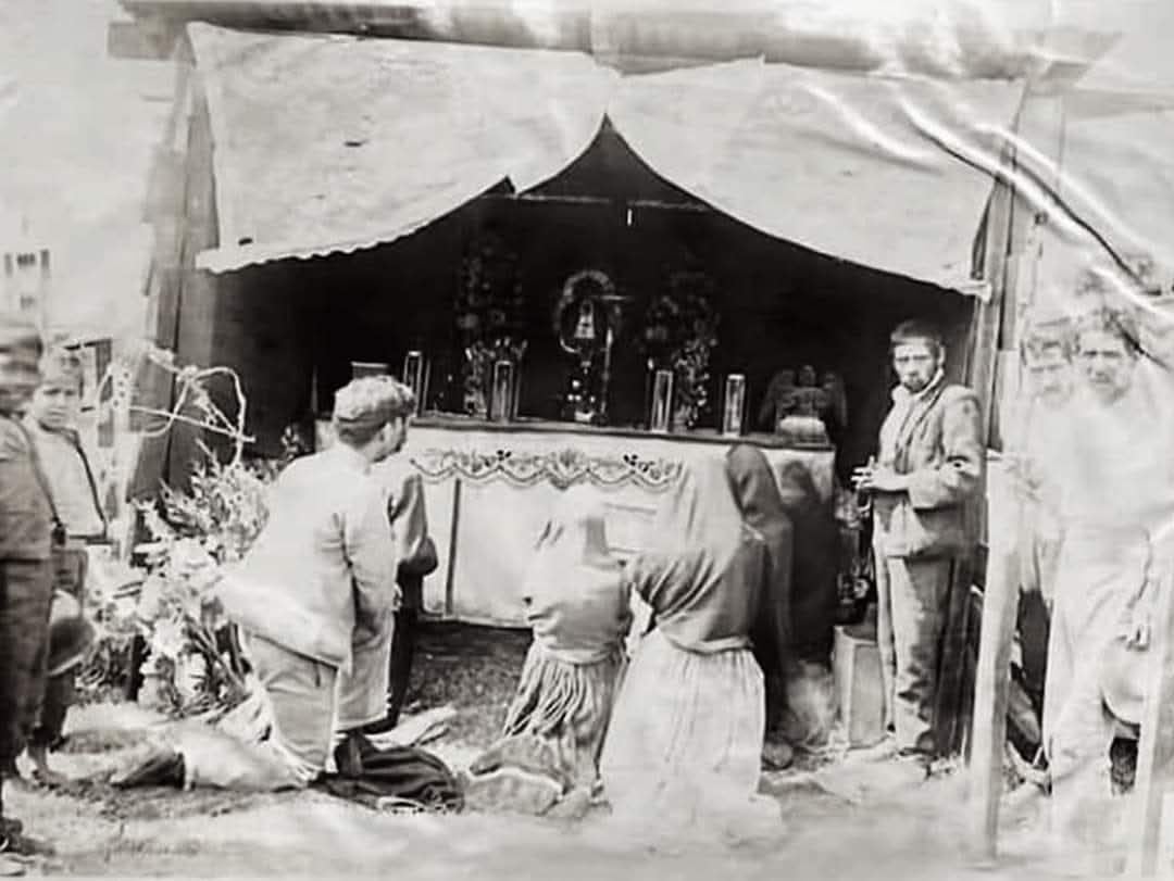 Penitentes frente a una improvisada capilla dedicada a la Virgen de los Ángeles tras el terremoto de Cartago de 1910.