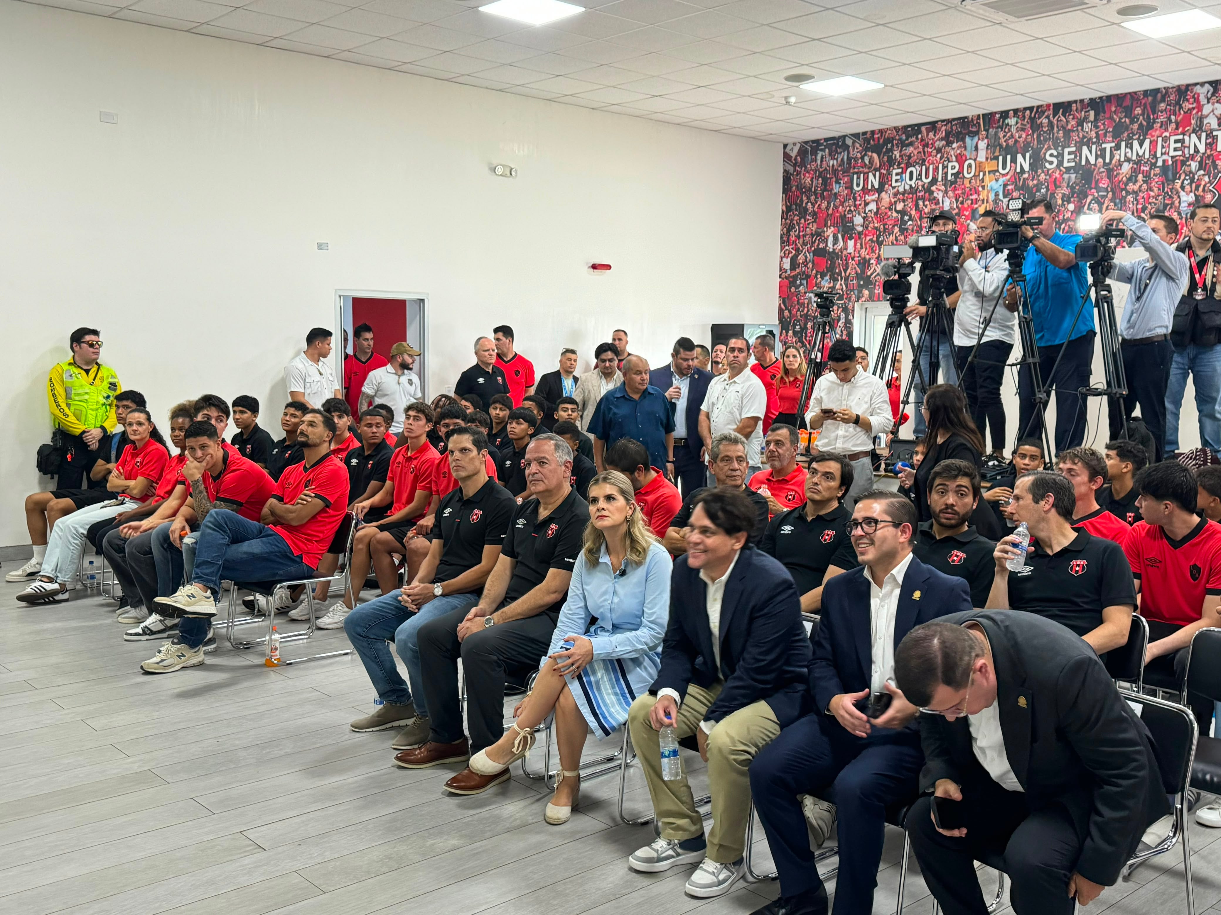 Laura Fernández vio en el CAR un video con una presentación sobre el proyecto del nuevo estadio de Liga Deportiva Alajuelense.