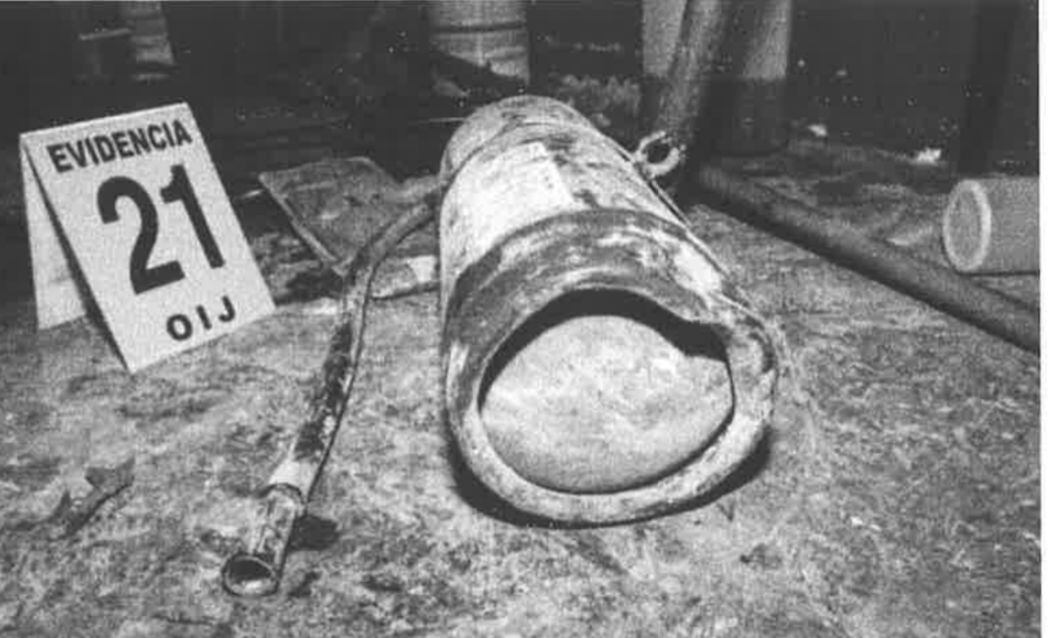 Este extintor habría sido utilizado por los asesinos de los primos para rociar polvo del extintor a la sangre de las víctimas y luego golpearlos en la cabeza.