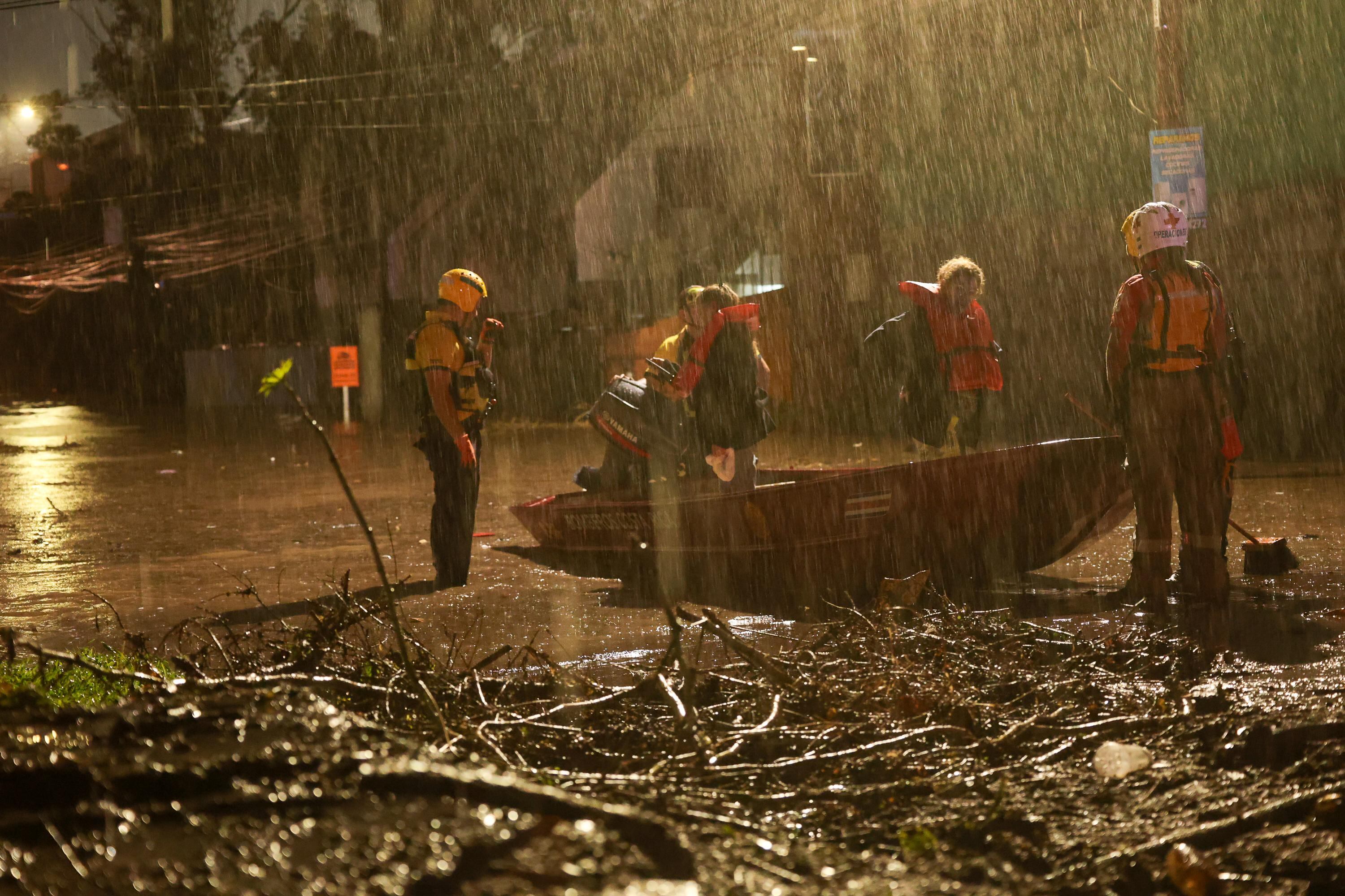 Bomberos intervino la tarde de esta jueves, para rescatar a personas que quedaron atrapadas en sus viviendas, producto de las graves inundaciones que se registraron en barrio Dent.