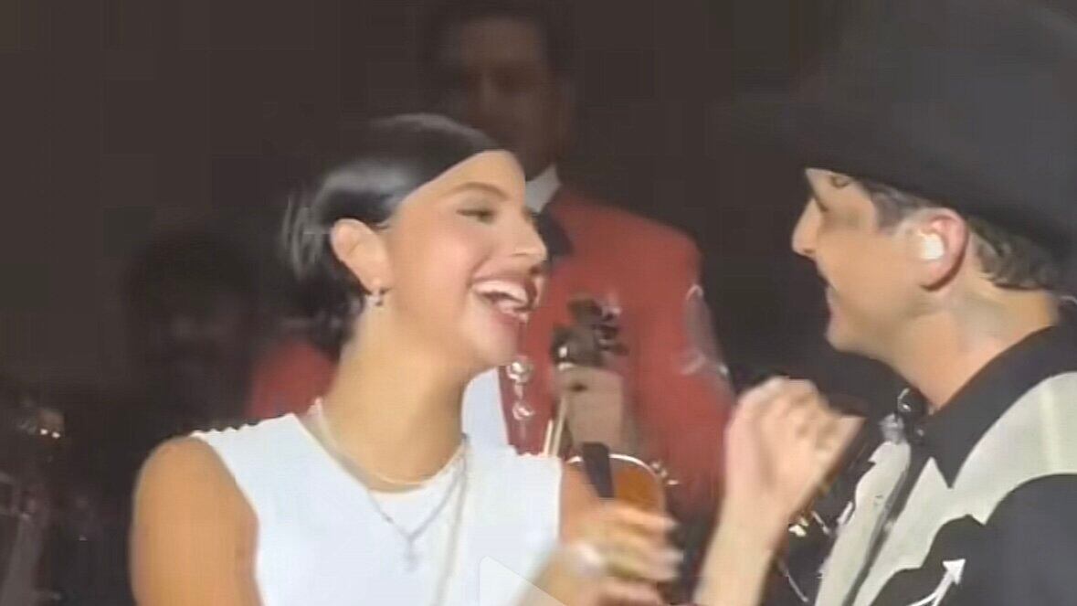 Ángela Aguilar y Christian Nodal se mostraron muy enamorados en el concierto.