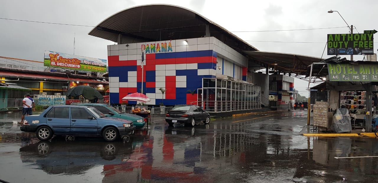 Un incidente con los choferes panameños, en la tarde de, 27 de mayo, estuvo a punto de llevar a un nuevo cierre en Paso Canoas. Protestaron porque los aglomeraron el en campo ferial para el control sanitario. El problema se superó. Foto: Freddy Parrales