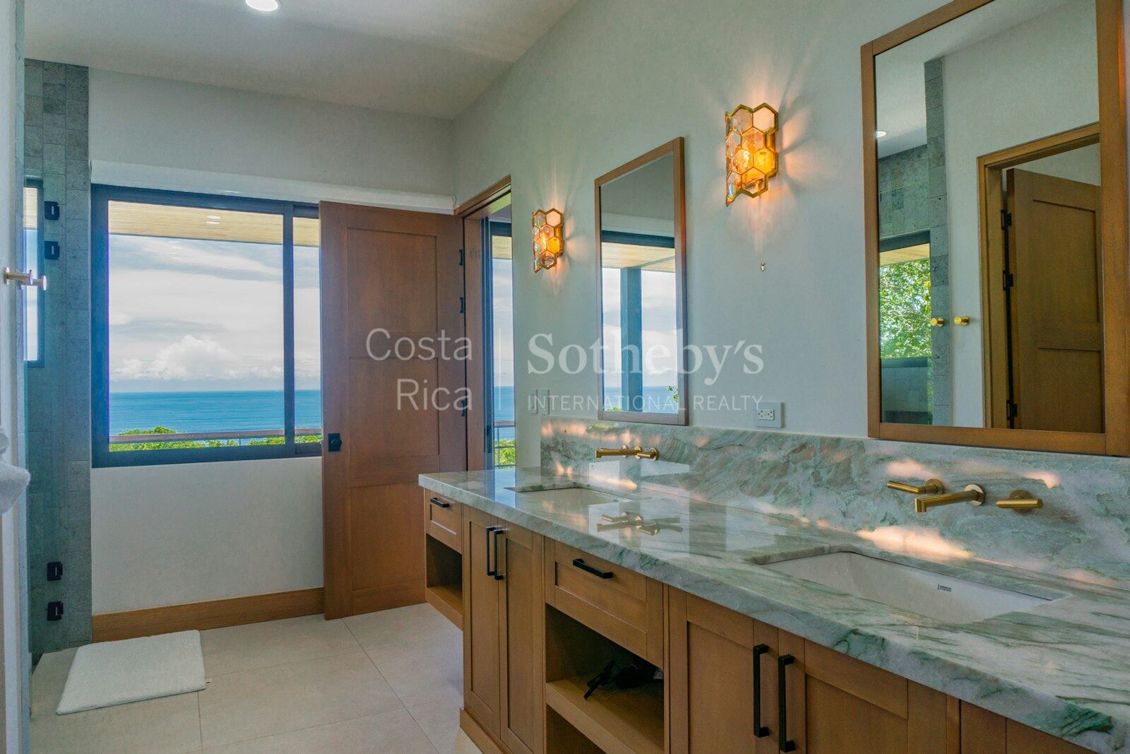 "Casa Ensueño", ubicada en Santa Teresa de Cóbano, se ubica en un terreno de 6.239 metros cuadrados, de los cuales son de construcción. El espacio incluye bosque, pozas de agua y la vivienda es de cuatro pisos con vistas al mar. Toda la casa cuenta con aire acoindicionado, techos de cuatro metros de altura y ventanas corredizas de piso a techo. Se cotiza por un valor de $6,3 millones. Fotografía de Cortesía: Asesor inmobiliario Rodrigo F. Fumero.