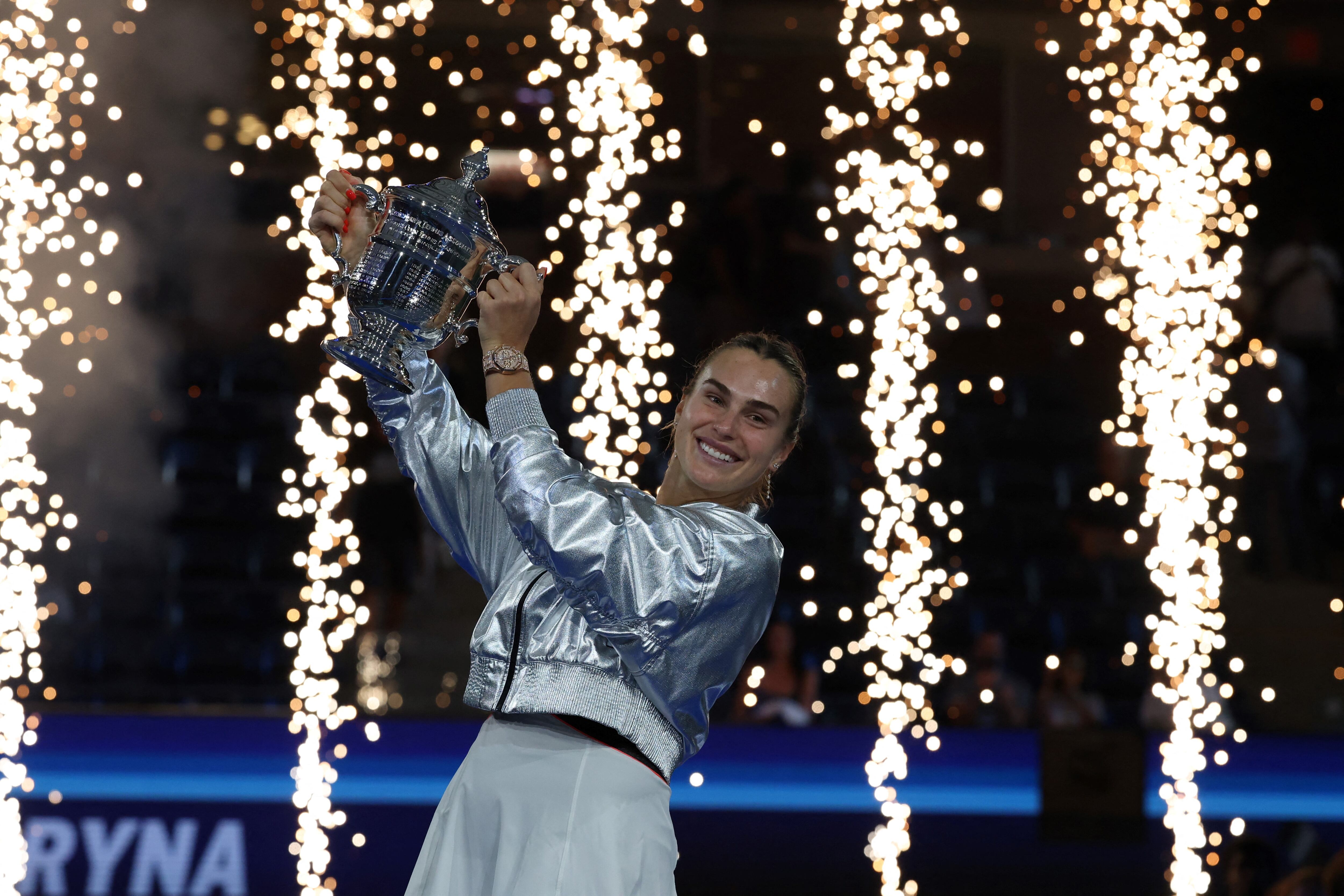 La tenista bielorrusa Aryna Sabalenka posa con su trofeo luego de vencer a la estadounidense Amanda Anisimova en la final del Abierto de Tenis de Estados Unidos 2025.