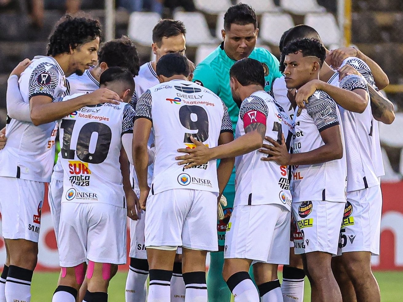 Douglas Forvis junto a sus compañeros previo al duelo contra Herediano por la Copa Centroamericana.