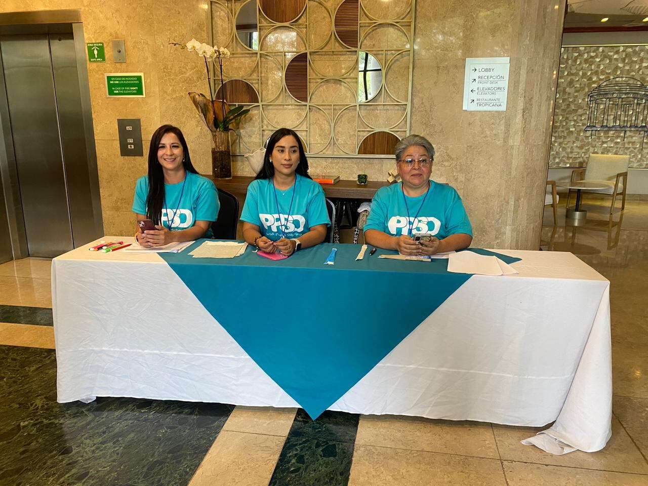 Los delegados deben inscribirse en una mesa colocado en el lobby del hotel, y luego subir en ascensor al salón donde se realiza la sesión, al cual los medios no pueden acceder.