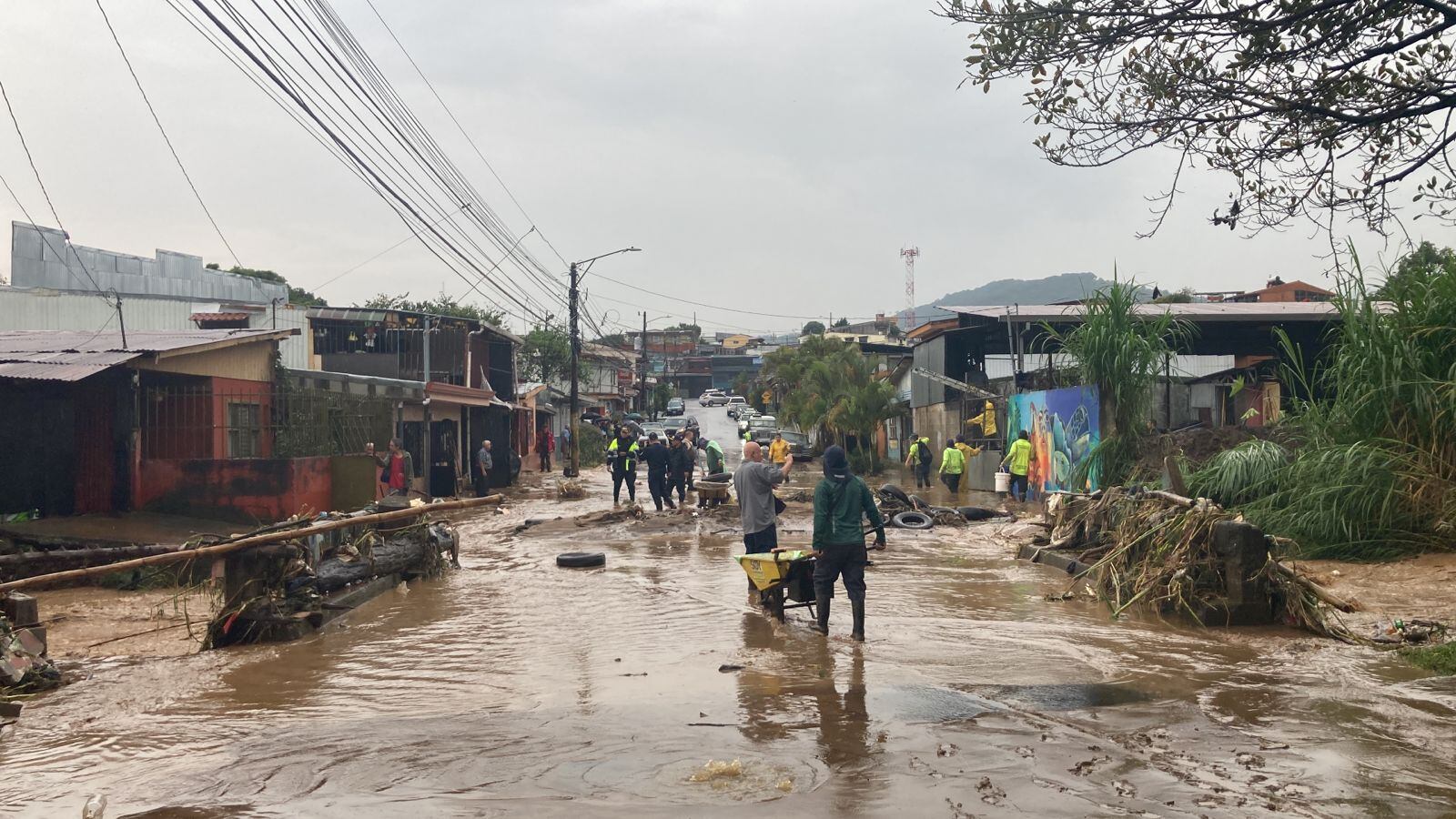 Afectación en Calle Fallas por desbordamiento del río Cucubres. Foto Silvia Coto.