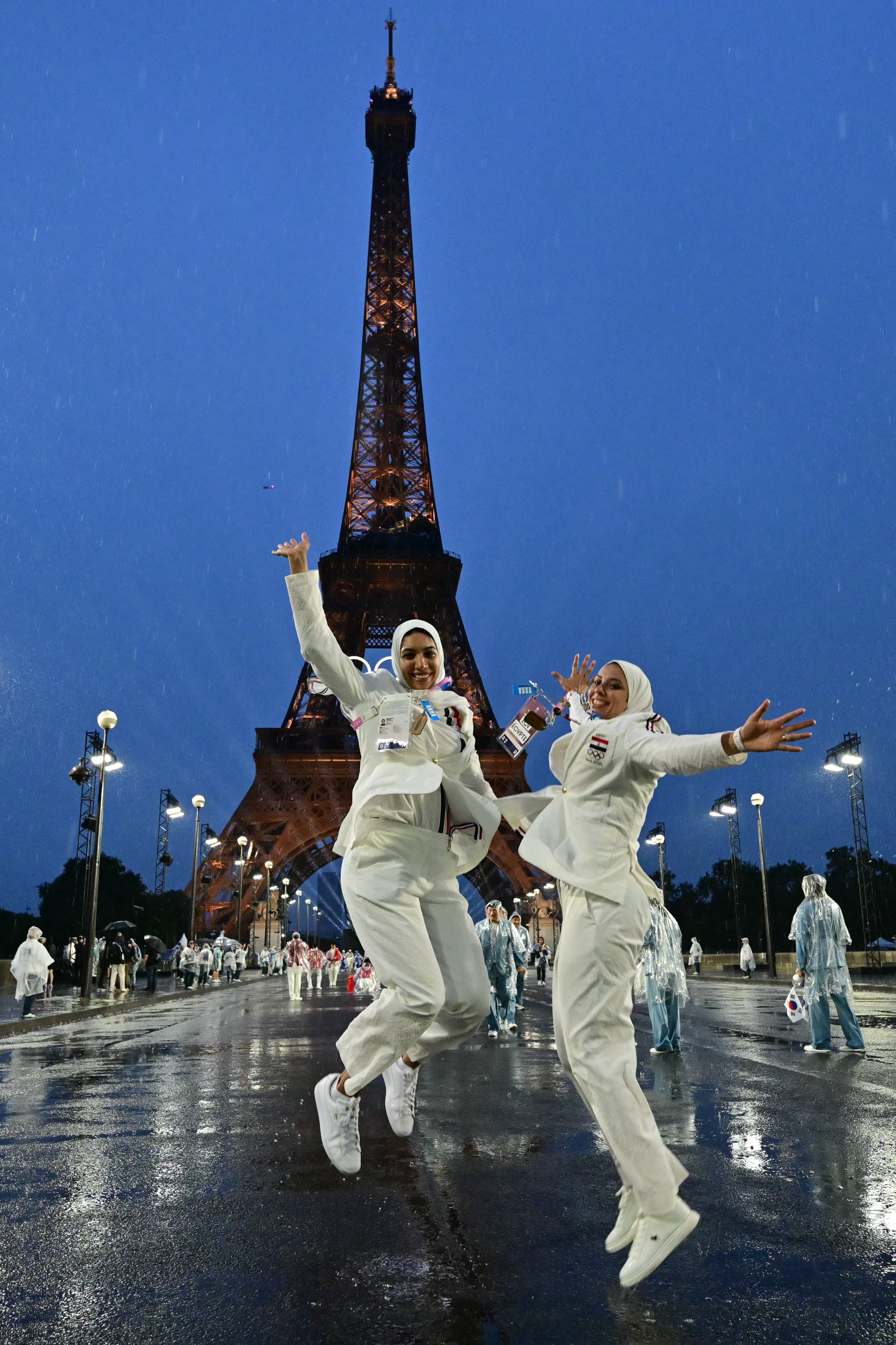 Dos atletas de Egipto se tomaron fotografías en la Torre Eiffel durante la inauguración de los Juegos Olímpicos París 2024.
