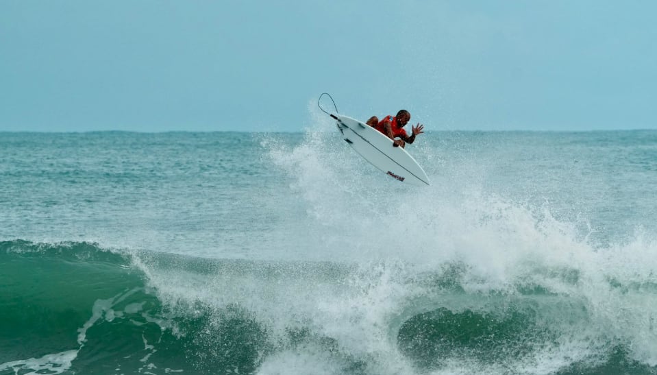 Surfista supera la amputación de un dedo del pie tras grave accidente y lidera el Circuito Nacional de Surf