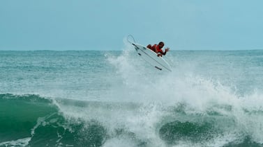 Surfista supera la amputación de un dedo del pie tras grave accidente y lidera el Circuito Nacional de Surf