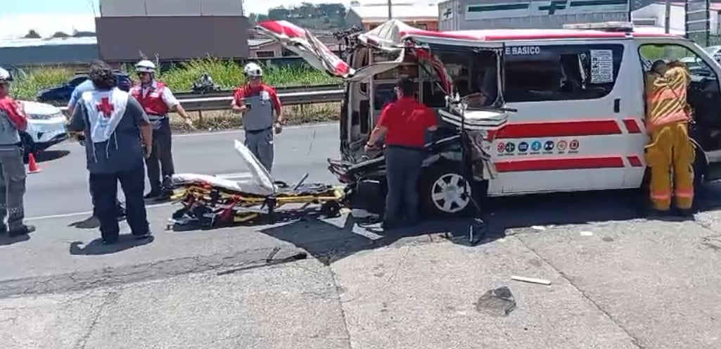 Tres ocupantes de la ambulancia de la Cruz Roja fueron trasladados críticos. Otras dos personas se encuentran estables tras los dos accidentes.