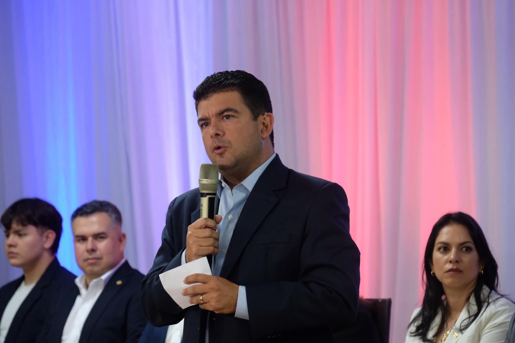 Álvaro Ramos habla durante la ceremonia en la que recibió la credencial como candidato presidencial del PLN para las elecciones de 2026, acompañado por dirigentes del partido en la Casa Liberacionista en San José.