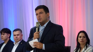 Álvaro Ramos recibe credencial como candidato presidencial del PLN