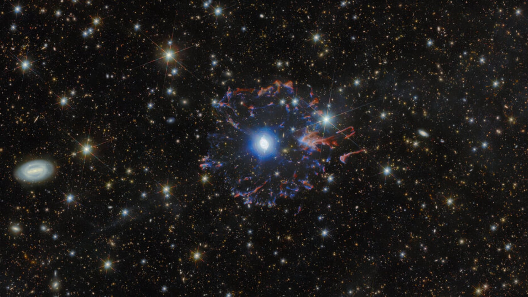 Hubble y Euclid combinaron observaciones para revelar nuevos detalles de la nebulosa Ojo de Gato, formada por una estrella en sus últimas etapas.