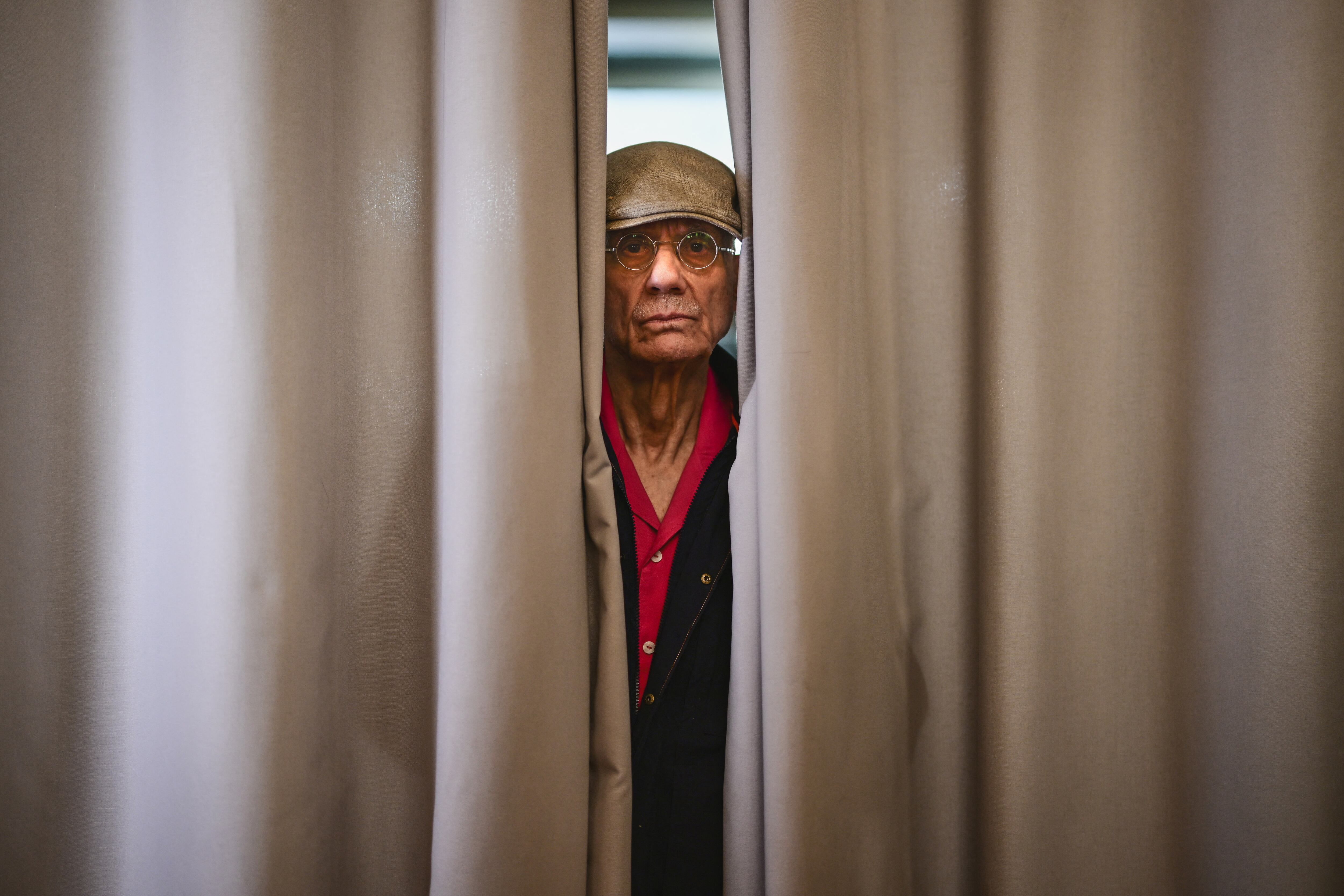 James Ellroy posa en el festival literario Quais du Polar, en Lyon, Francia, el 5 de abril del 2025.