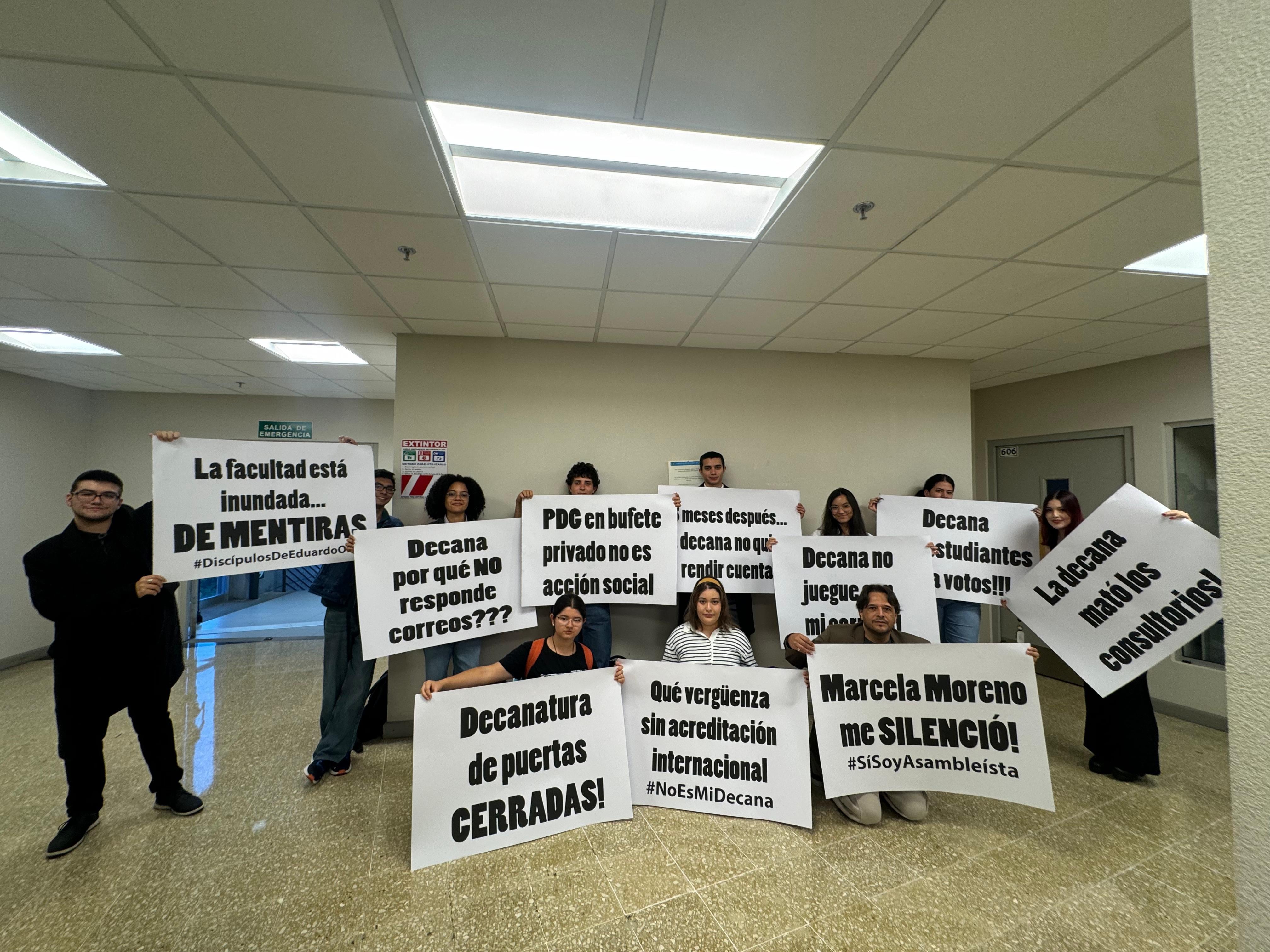 Estudiantes de Derecho de la UCR reclaman que la decana, Marcela Moreno, supuestamente los ha denunciado.