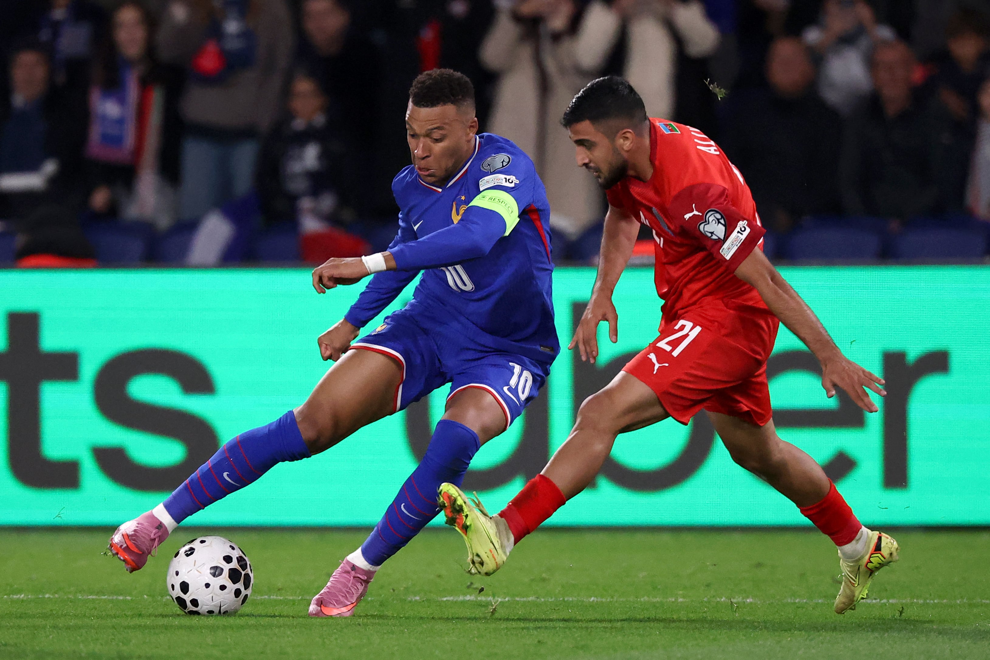 El delantero francés Kylian Mbappe regatea a Gismat Aliyev de Azerbaiyán, durante el compromiso por las eliminatorias europeas rumbo al Mundial 2026.