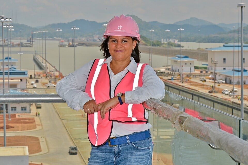 Ilya Espinon de Marotta, una experta ingeniera, se convirtió en la primera mujer que dirigirá el canal del Panamá