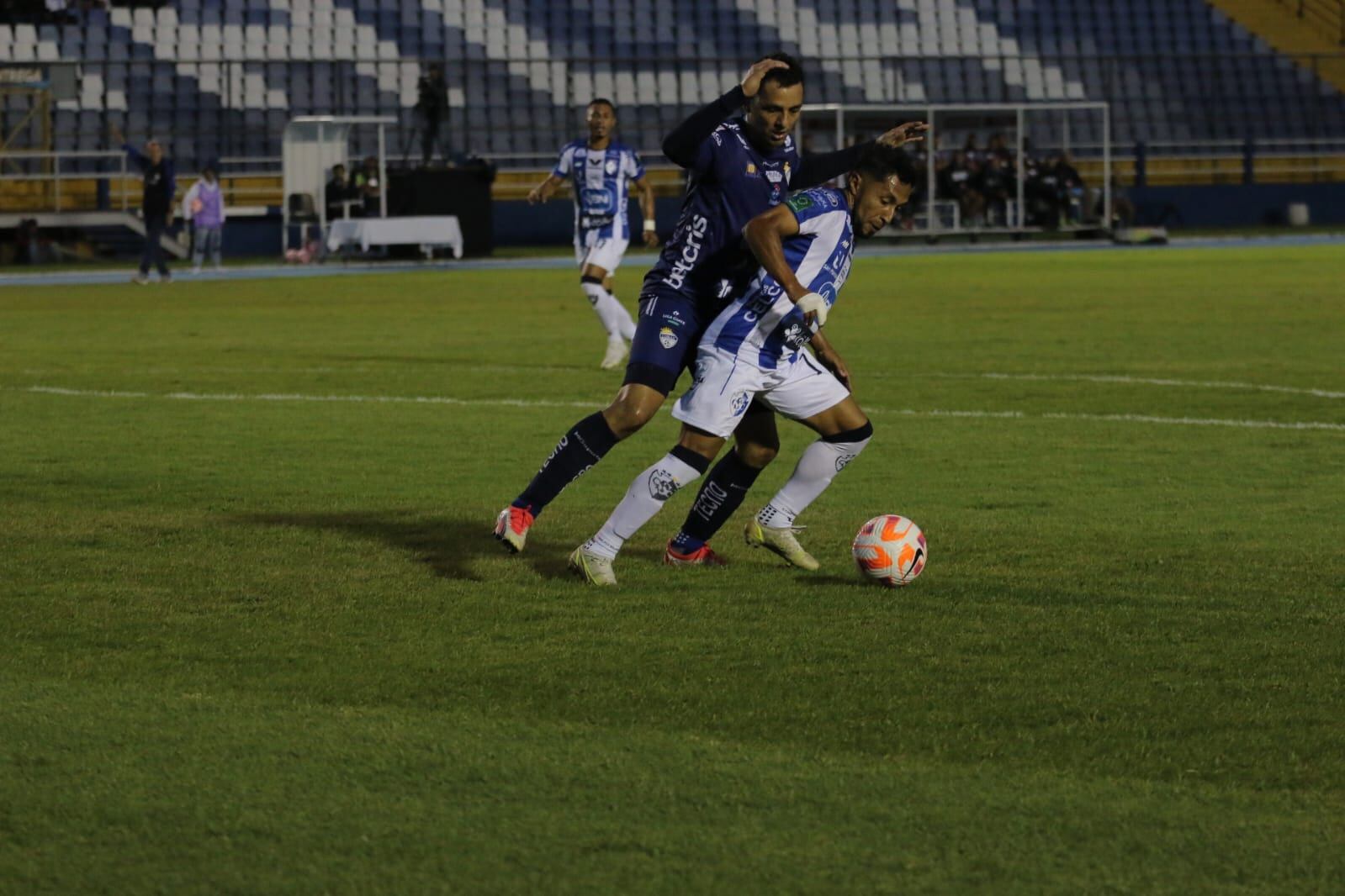 El atacante del Cartaginés, Allen Guevara, estuvo controlado en el primer tiempo ante el Cobán Imperial, en la Copa Centroamericana.