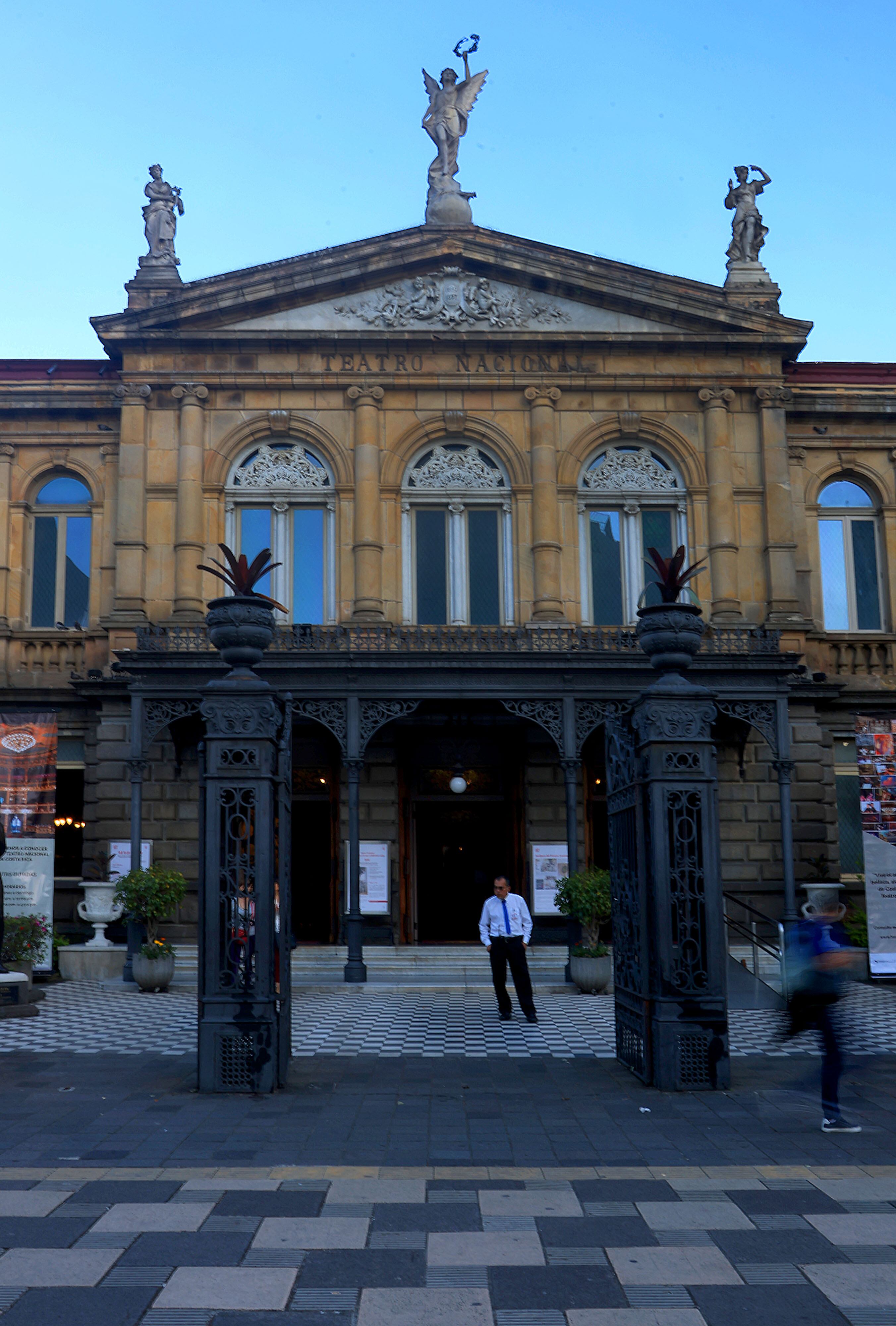 Fachada del Teatro Nacional.