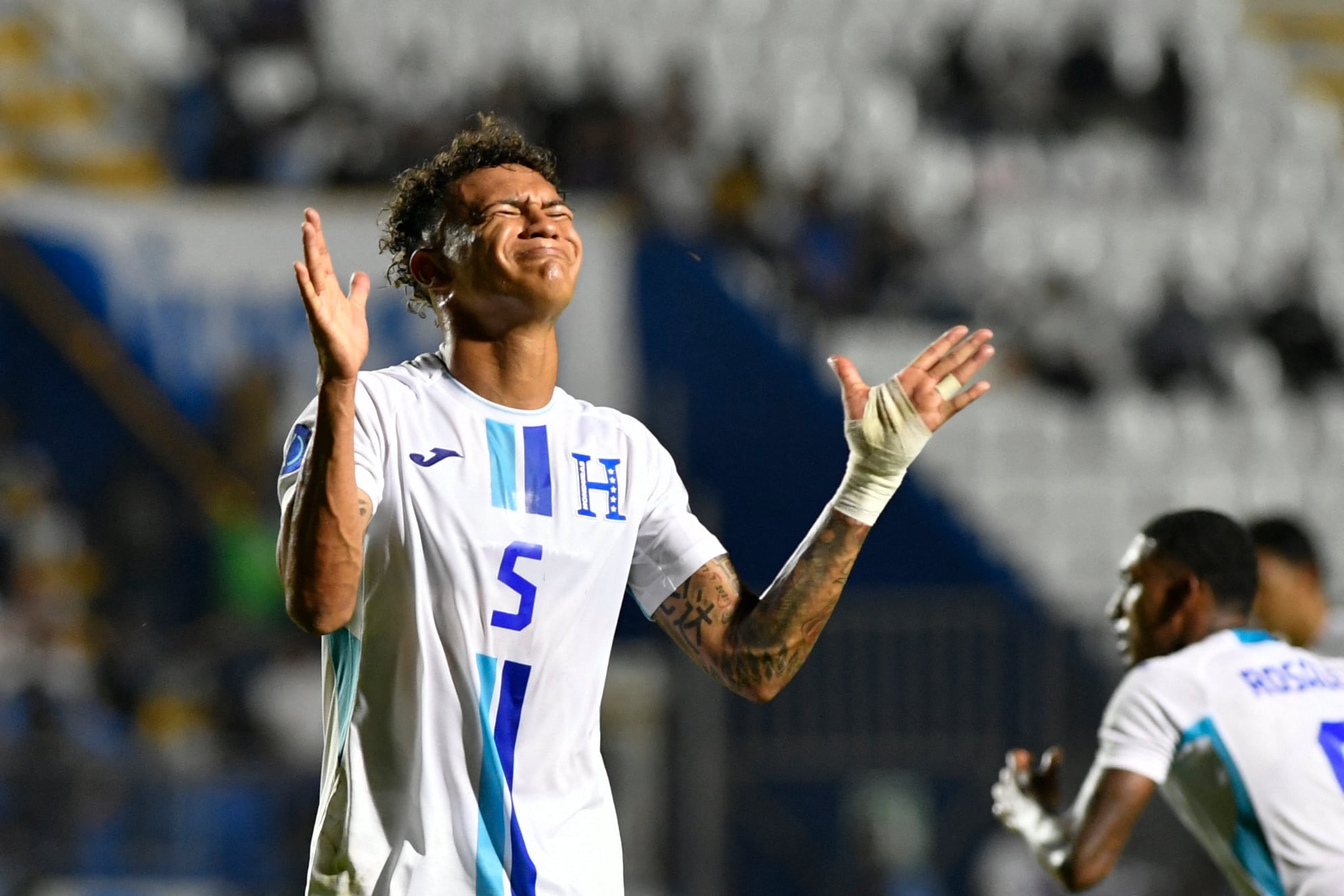 El volante de Honduras Kervin Arriaga se lamenta luego de una oportunidad perdida, durante la derrota en casa ante Surinam por la Nations League de Concacaf este 25 de setiembre.