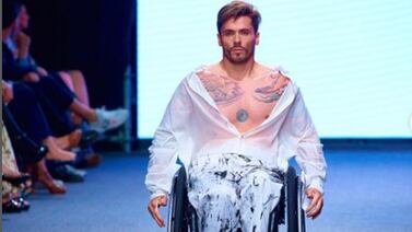 Un disparo le cambió la vida y ahora cumple 10 años de modelar en silla de ruedas