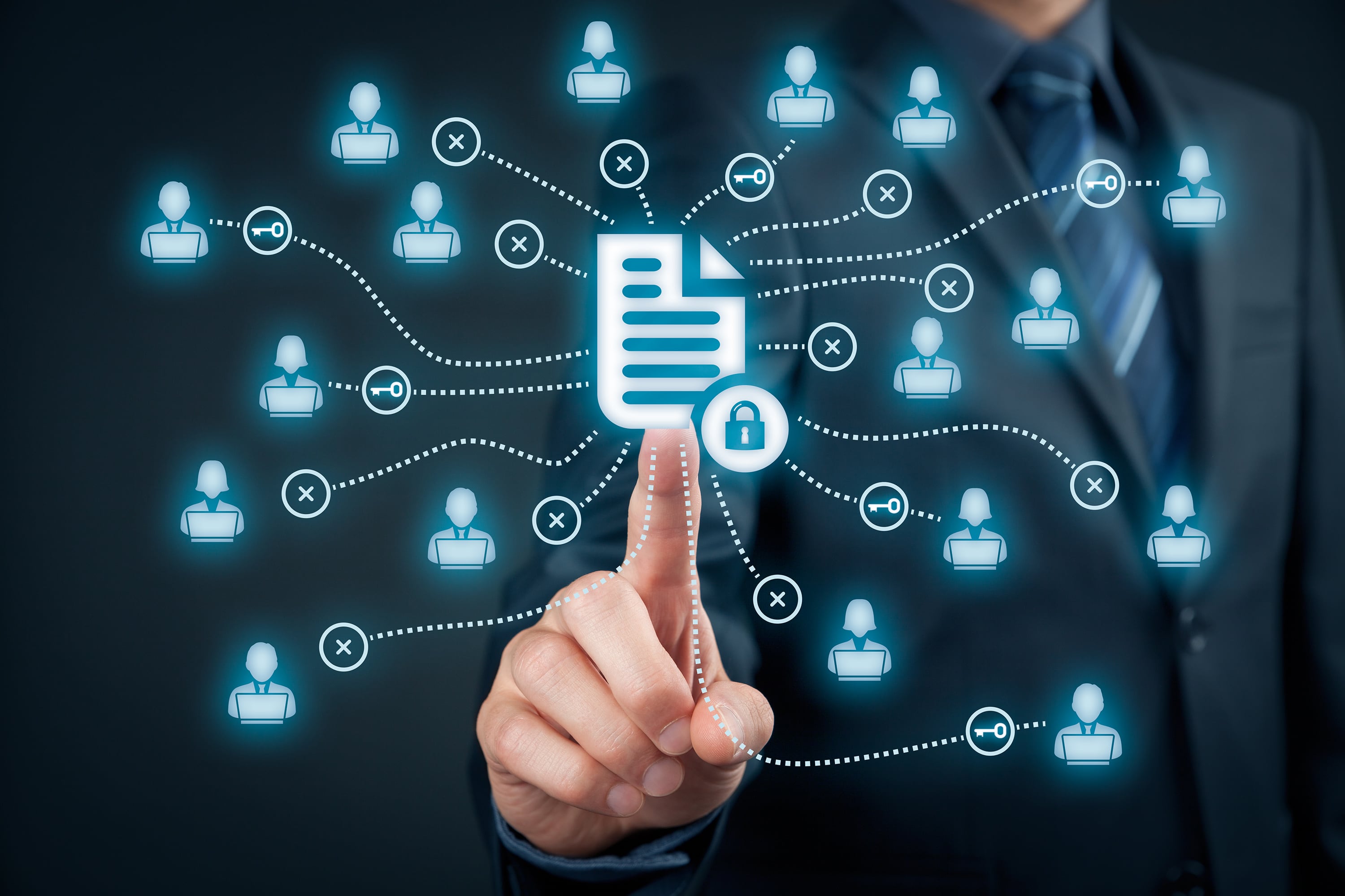 Persona en traje interactuando con una interfaz digital que representa la implementación de sistemas modernos en el programa Hacienda Digital, incluyendo el nuevo sistema aduanero Atena.