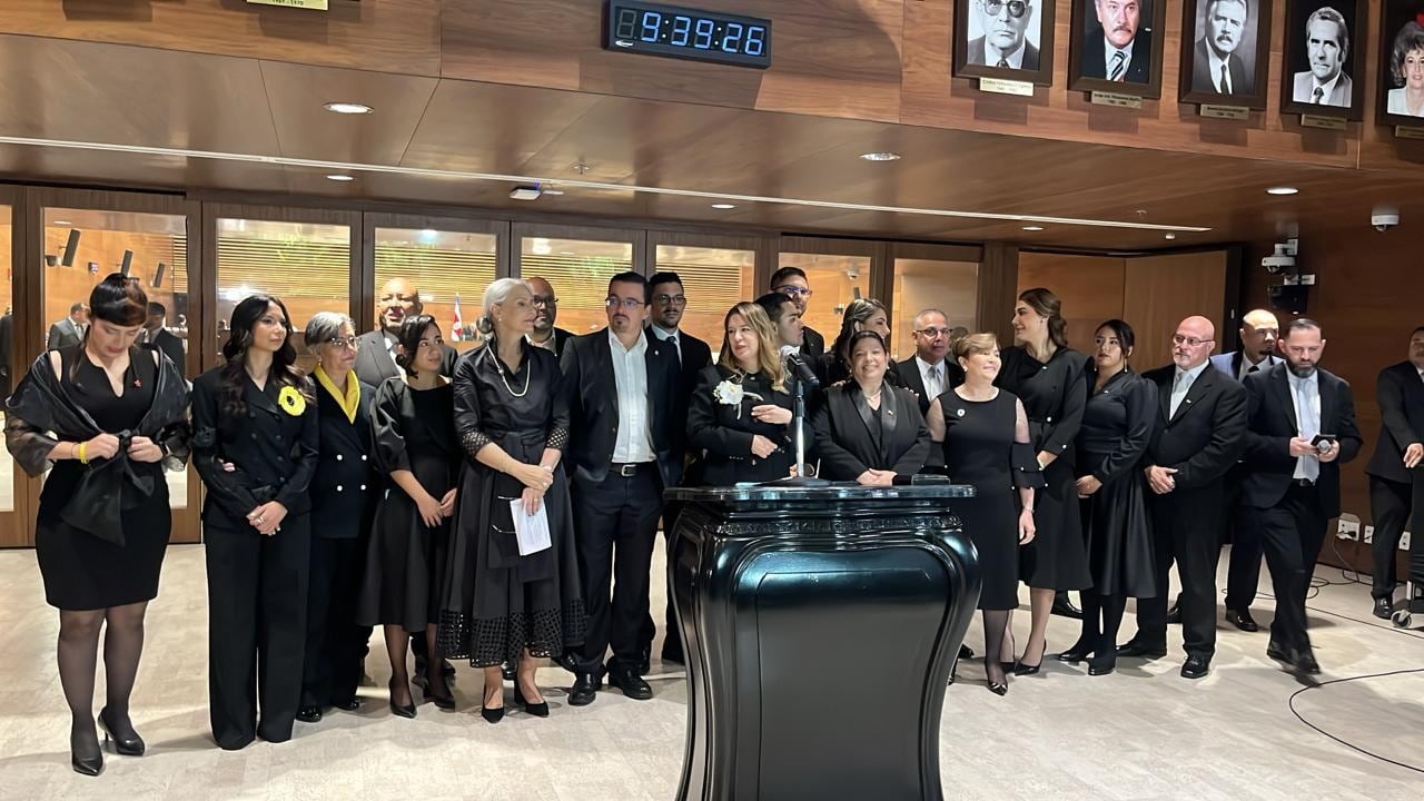 Álvaro Ramírez, jefe de la fracción del PLN, solicitó un receso de 30 minutos con el objetivo de realizar una conferencia de prensa conjunta de oposición.
Al lobby del plenario acompaña a los verdiblancos la fracción del Frente Amplio, y las diputadas independientes de CAC y del PUSC.