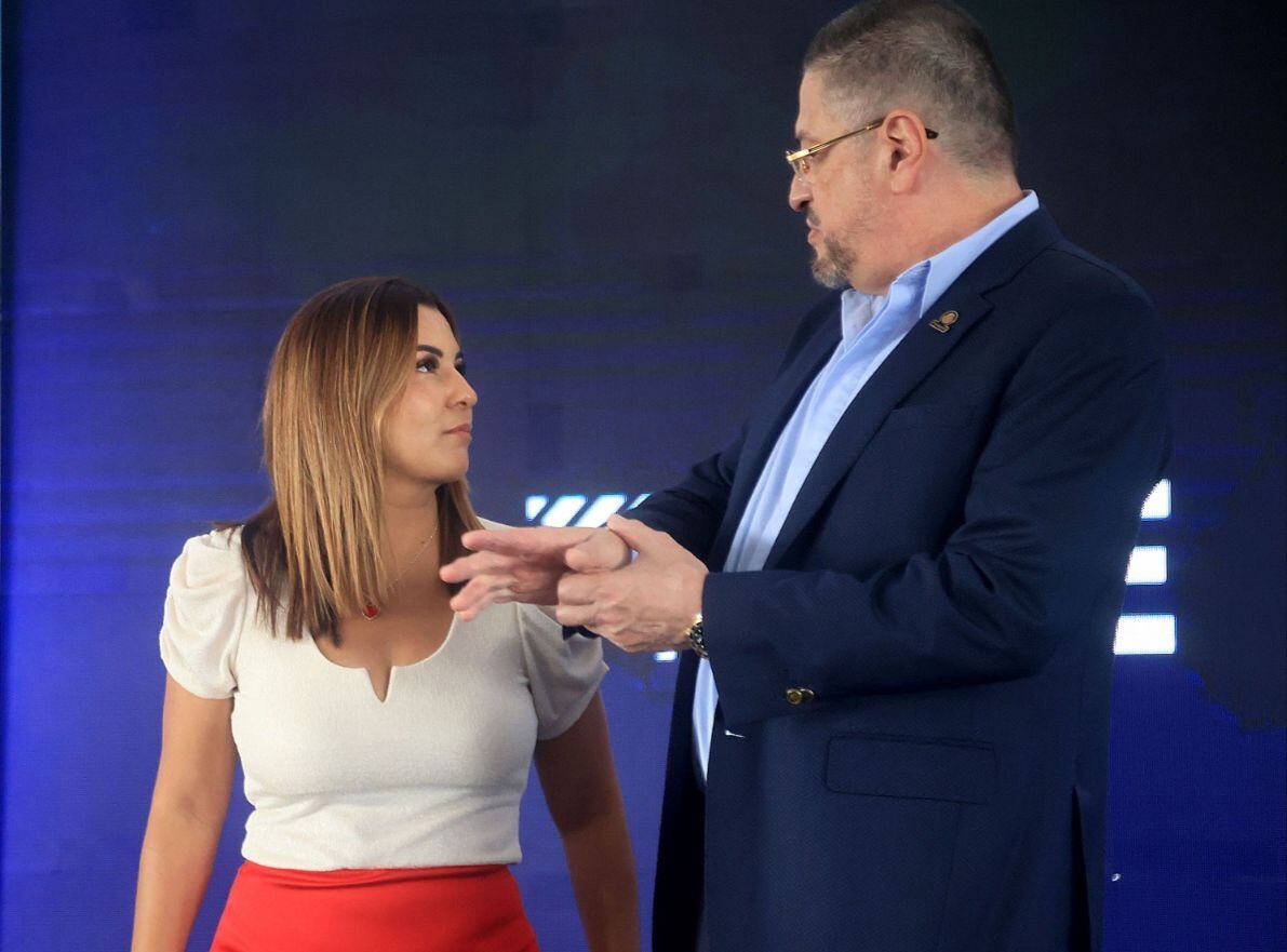 Gabriela Jiménez, alcaldesa de San Ramón, junto al presidente Rodrigo Chaves.