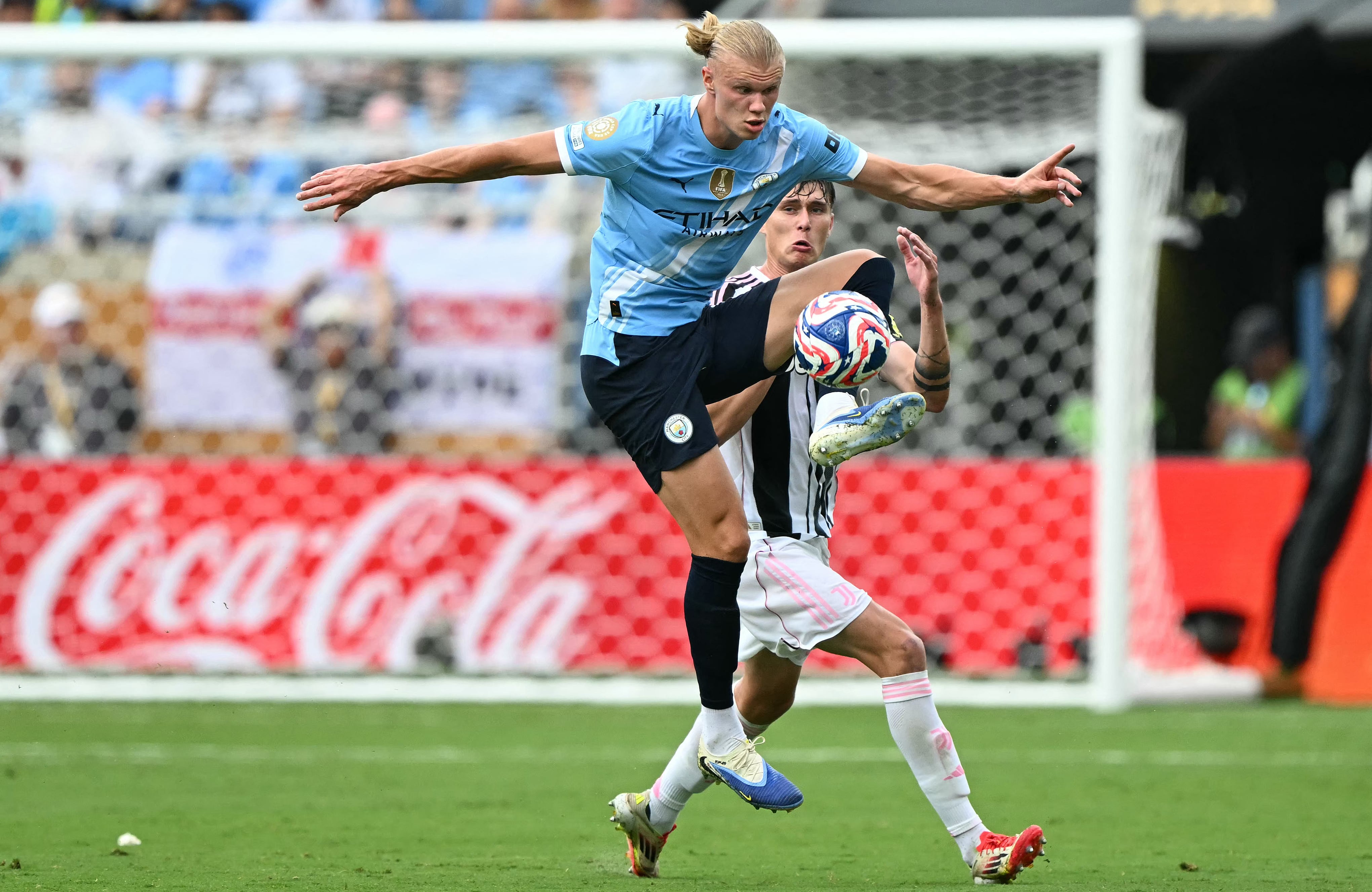 El delantero Erling Haaland de Manchester City y el defensor de la Juventus Nicolo Savona disputan el balón en el partido por el Mundial de Clubes disputado en Orlando.