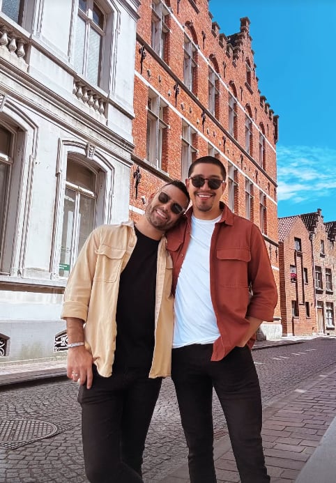 Diego Bravo confirmó así que regresó con su novio Esteban Irola, mientras pasean por Europa juntos.