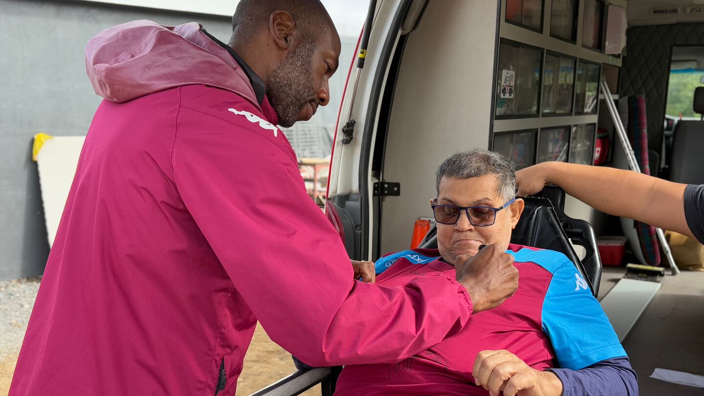 Paulo Wanchope tambien le dio un autografo a Pablo Fonseca