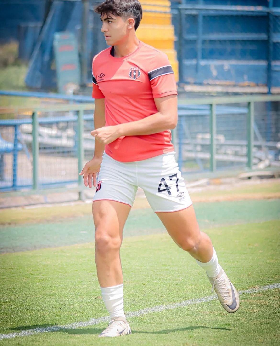 Andrés Beirute estaba contemplado por Óscar Ramírez para hacer pretemporada con el primer equipo de Liga Deportiva Alajuelense. Sin embargo, el delantero se marchó al fútbol universitario de Estados Unidos.