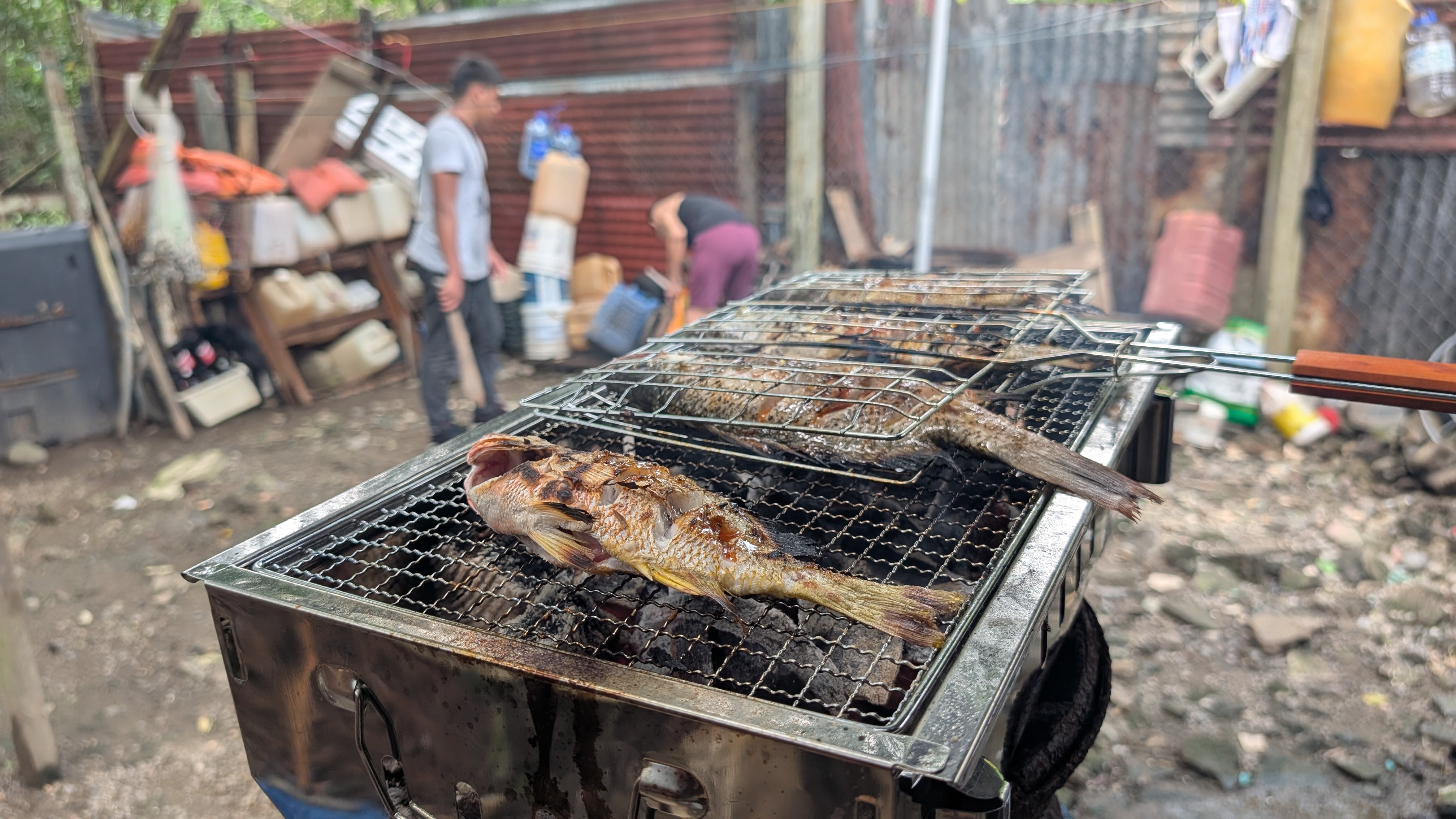 ¿Frito o a la parrilla? La familia de Arnoldo Hernández alistó el pescado para el gusto de todos los comensales.